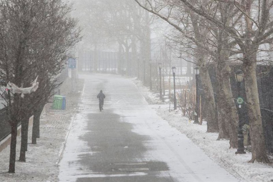 Nueva York limita servicio de metro y trenes suburbanos por tormenta de nieve
