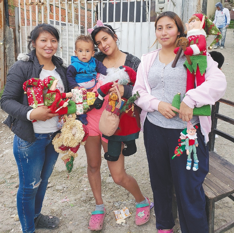 Habitantes del barrio Bosque Calderón durante una jornada navideña de la fundación “Caco Escobar Reciclando Amor”.