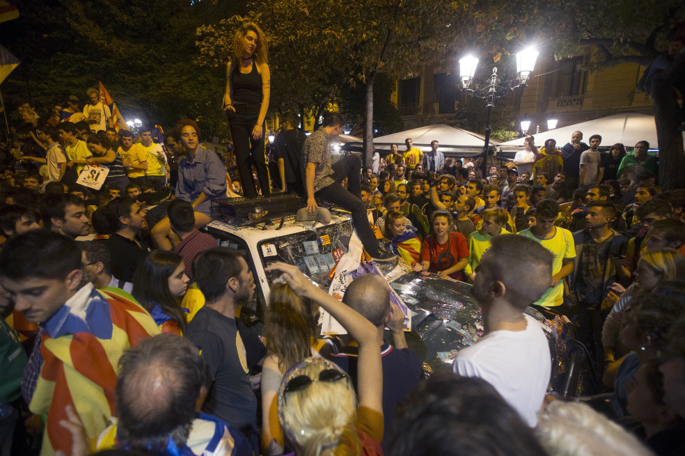 Policía española detiene a 14 altos cargos catalanes