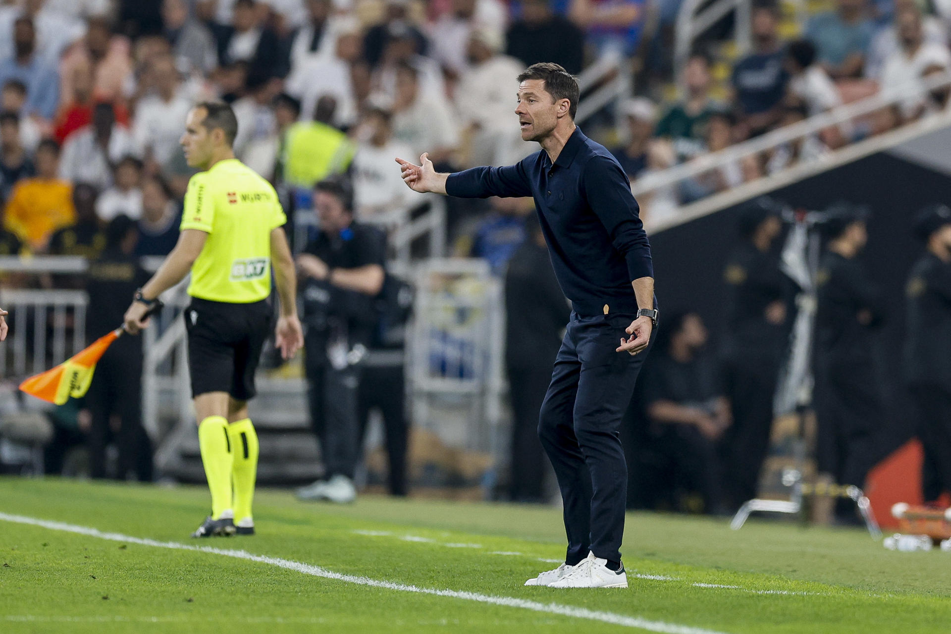 YEDA (ARABIA SAUDÍ), 08/01/2026.- El entrenador del Real Madrid, Xabi Alonso, durante la semifinal de la Supercopa de España entre el Atlético de Madrid y el Real Madrid, este jueves en el Estadio Rey Abdullah, en Yeda. EFE/Kai Forsterling
