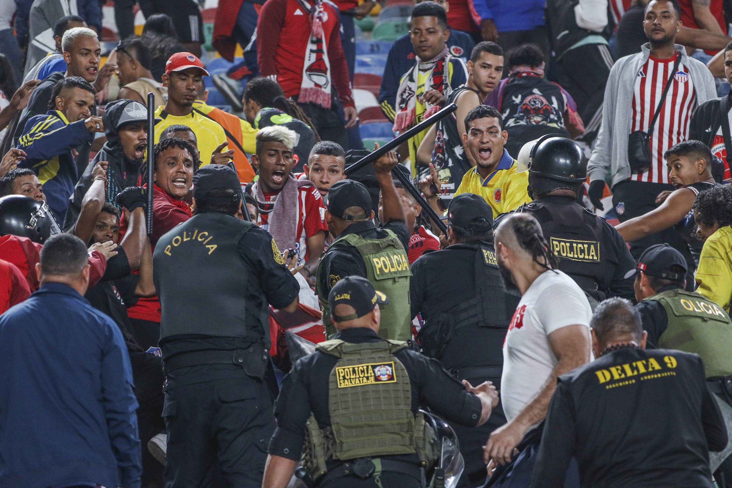 ¡Vergonzoso! Hinchas del Junior y policías se enfrentaron en pleno estadio: video