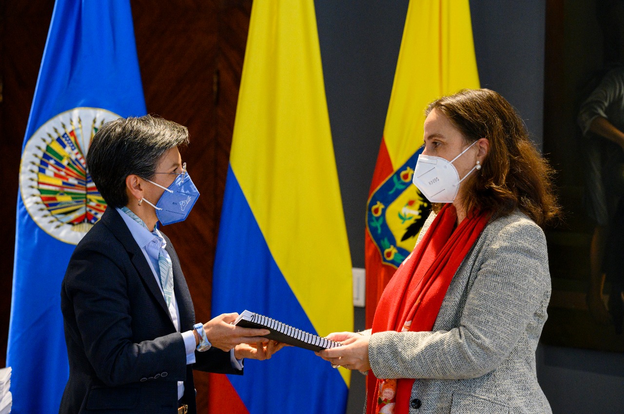 Claudia López entregó informe sobre violaciones de derechos humanos a CIDH