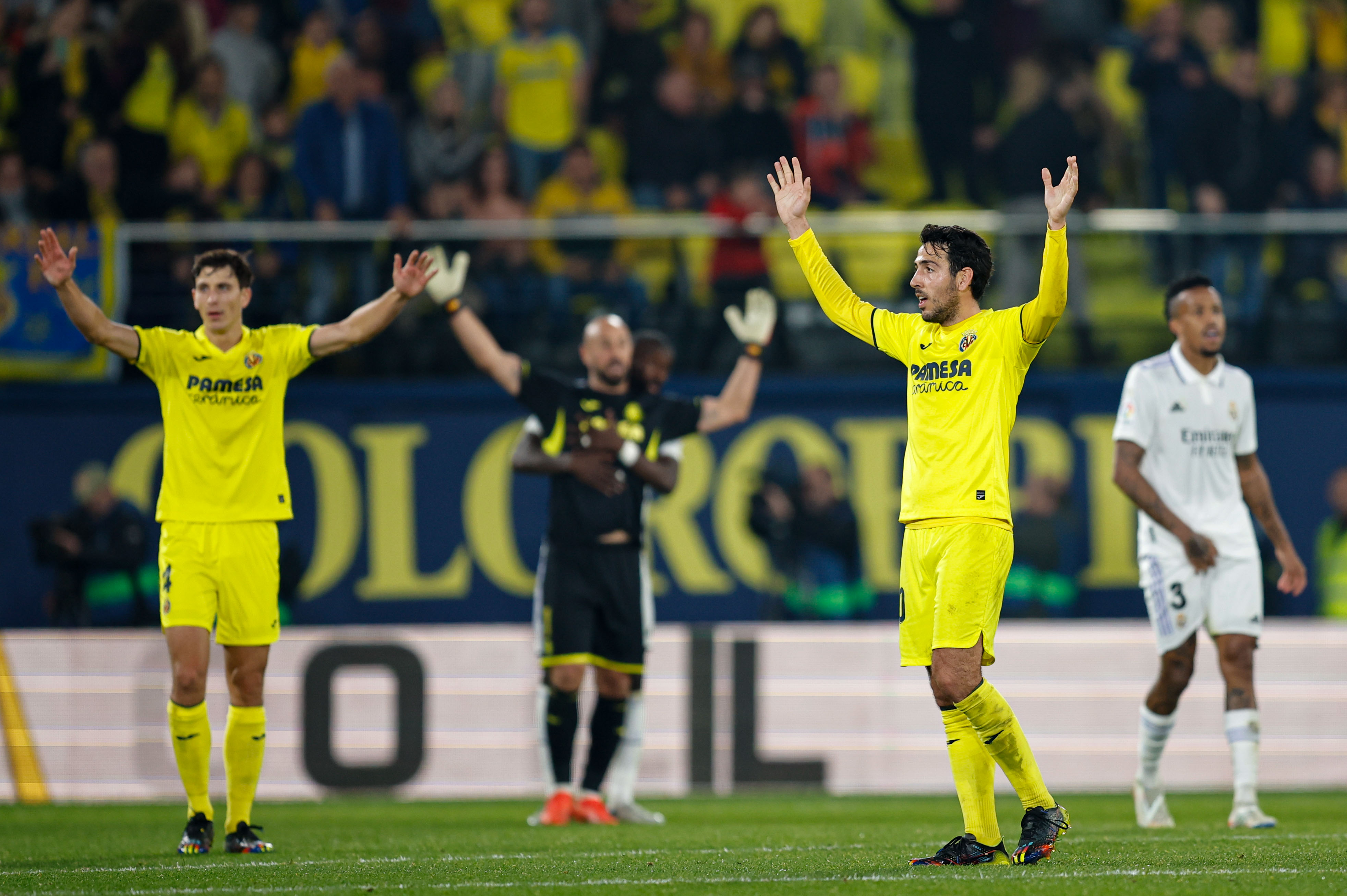 VILLARREAL, 07/01/2023.- El centrocampista del Villarreal Dani Parejo celebra el triunfo ante el Real Madrid al final del partido correspondiente a la jornada 16 de LaLiga Santander este sábado en el estadio de La Cerámica en Villarreal.- EFE / Biel Alino