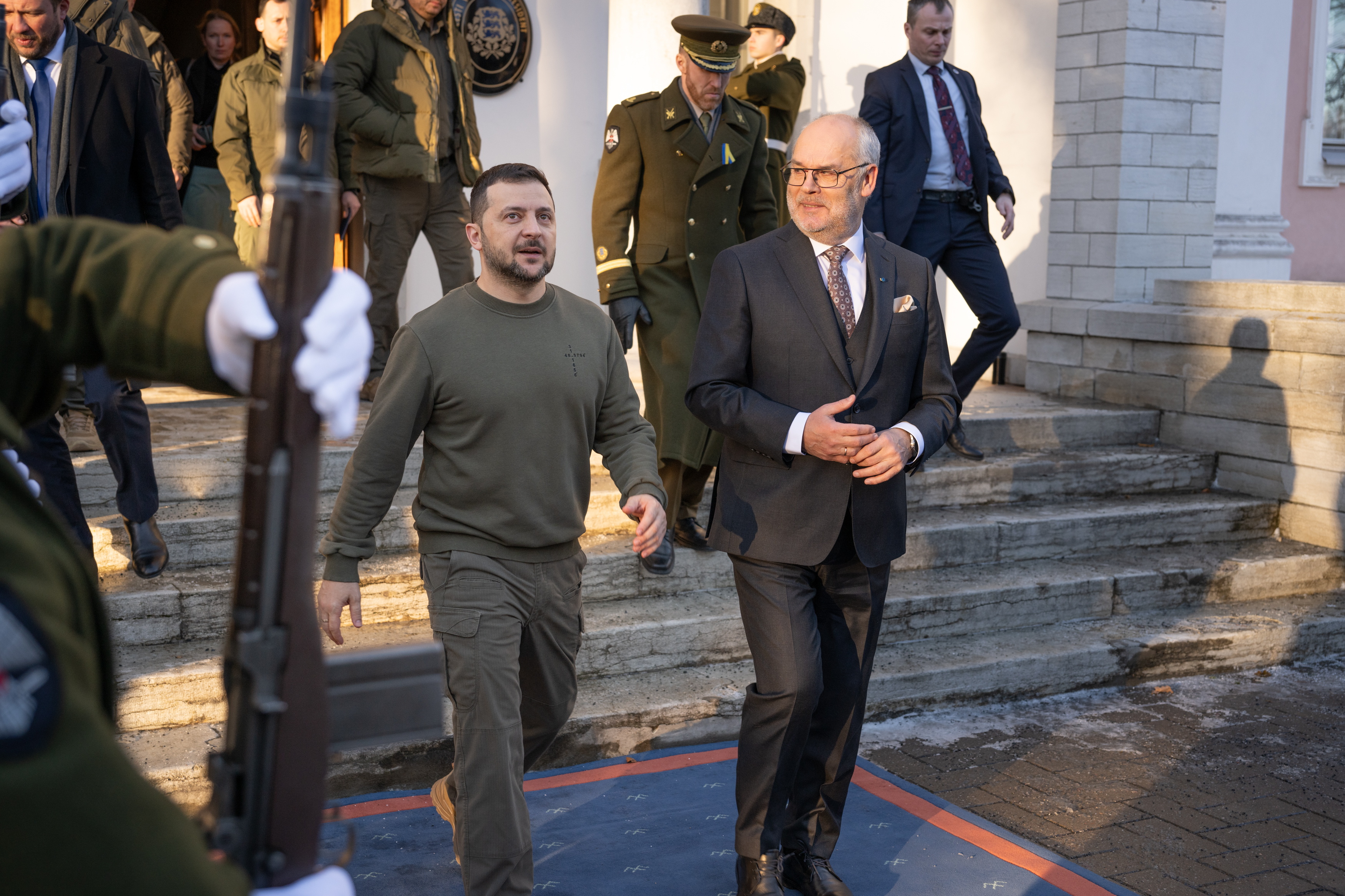 Tallinn (Estonia), 11/01/2024.- A handout photo made available by the Office of the President of the Republic of Estonia shows Estonian President Alar Karis (R) and Ukrainian President Volodymyr Zelensky during their meeting in Tallinn, Estonia, 11 January 2024. Zelensky has made visits to Lithuania, Estonia and Latvia where he met with top officials to discuss support for Ukraine amid the Russian invasion as well as Ukrainian 'integration into the EU and NATO' and security, among other topics. (Letonia, Lituania, Rusia, Ucrania) EFE/EPA/RAIGO PAJULA / ESTONIAN PRESIDENTIAL OFFICE/ HANDOUT HANDOUT EDITORIAL USE ONLY/NO SALES HANDOUT EDITORIAL USE ONLY/NO SALES