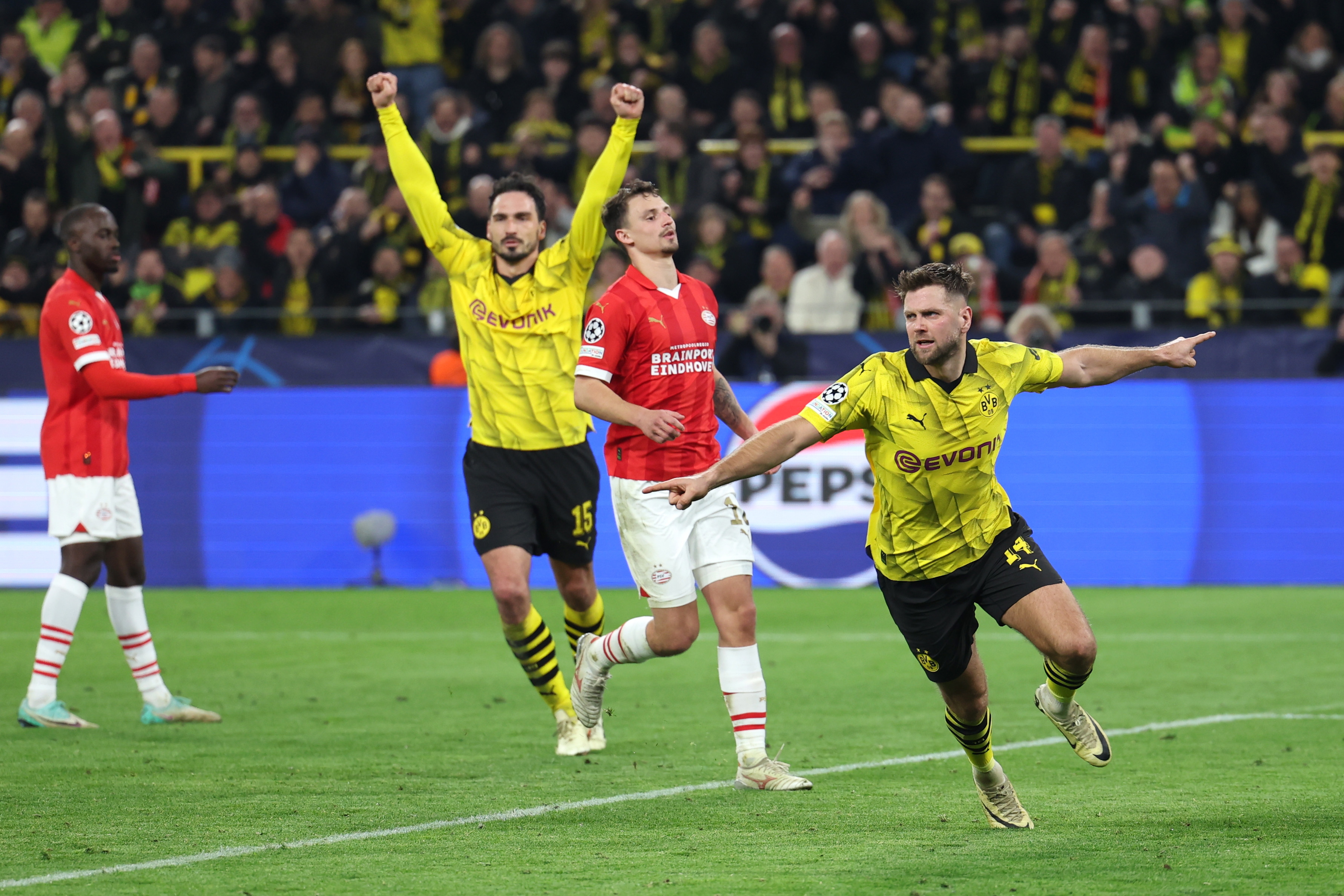 Dortmund (Germany), 13/03/2024.- Dortmund's Niclas Fuellkrug (R) celebrates a goal that was later disallowed during the UEFA Champions League Round of 16, 2nd leg soccer match between Borussia Dortmund and PSV Eindhoven, in Dortmund, Germany, 13 March 2024. (Liga de Campeones, Alemania, Rusia) EFE/EPA/Christopher Neundorf