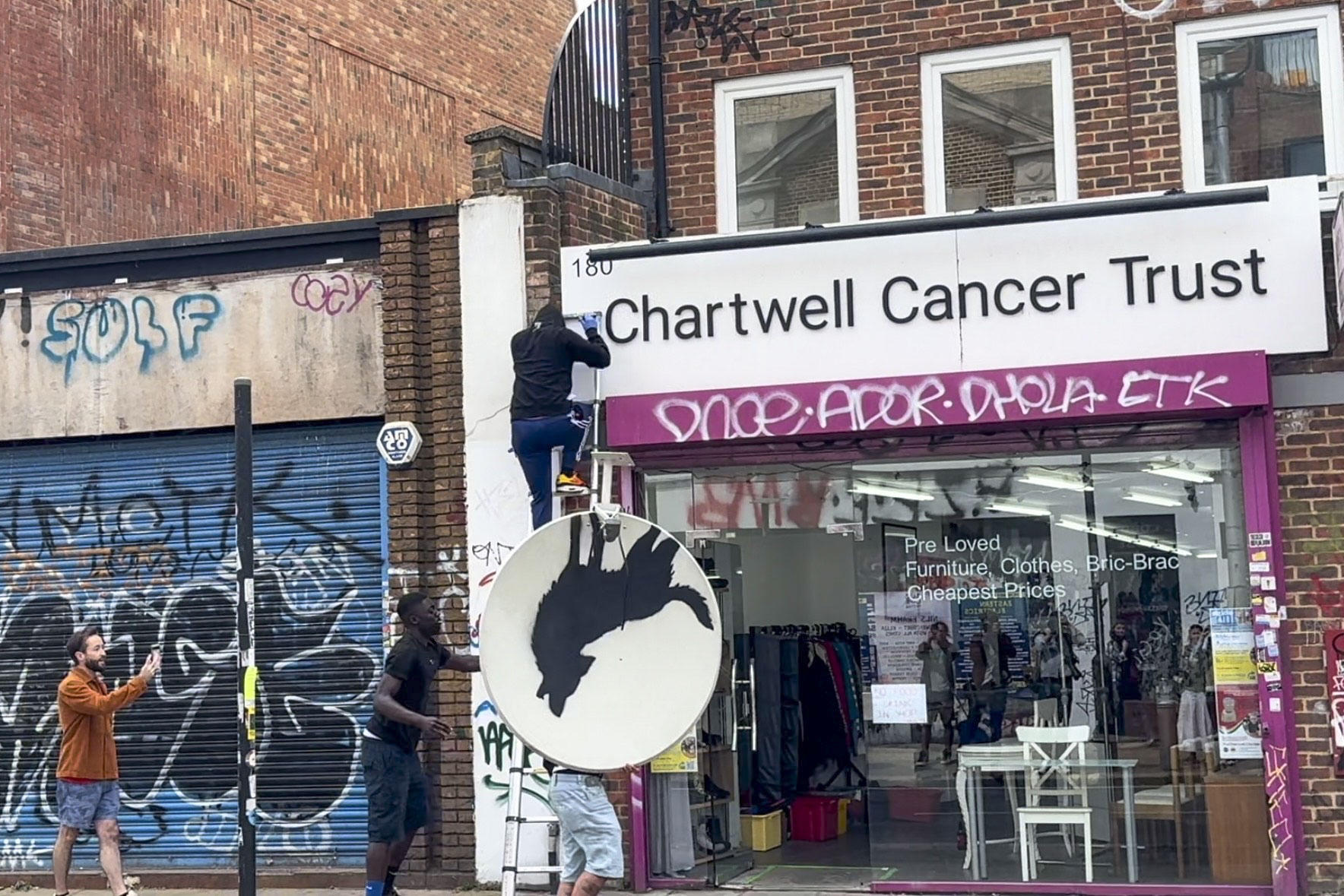 La obra de Banksy que no duró ni una hora en pie o la crónica de un robo anunciado