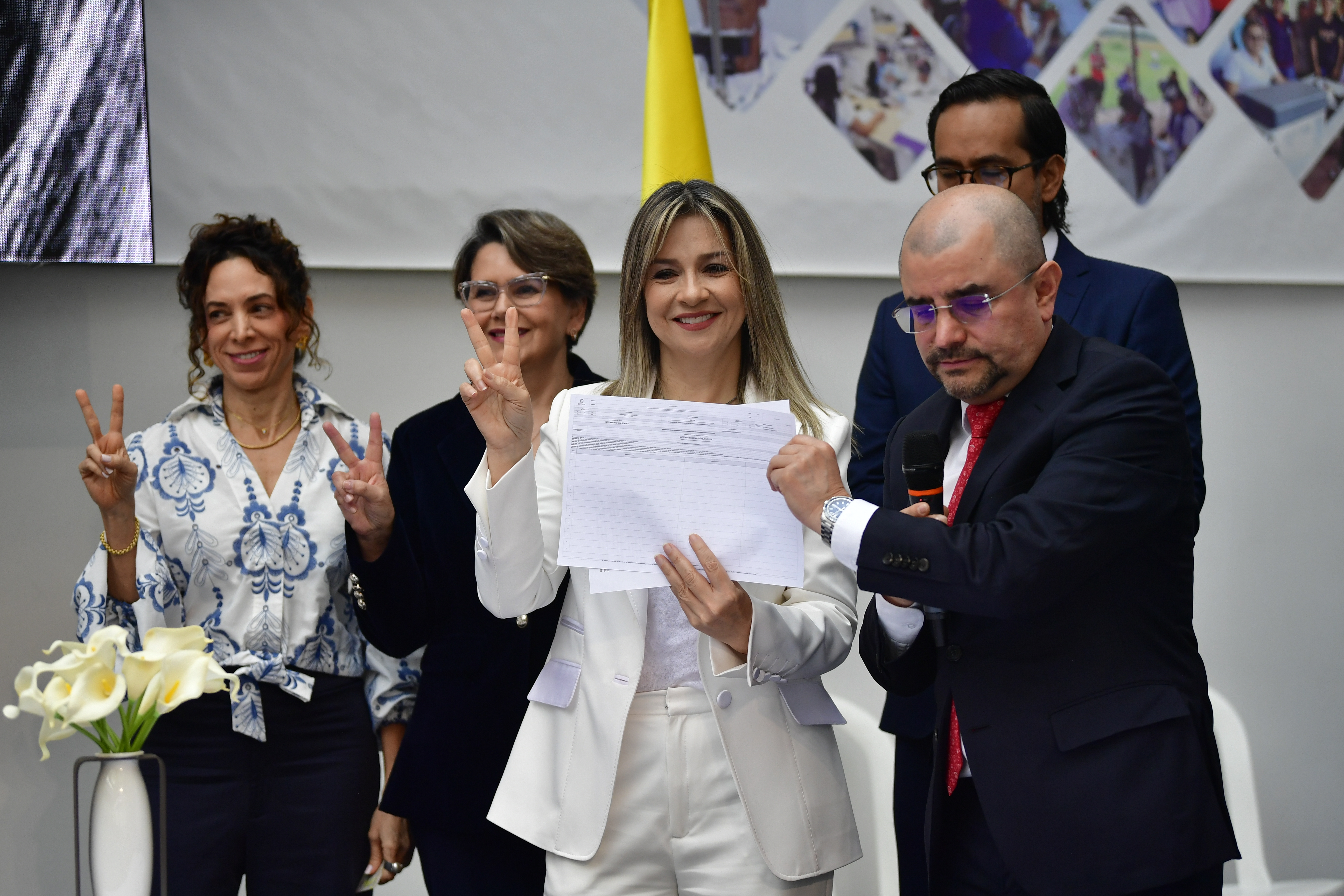 Durante su llegada a la registraduría para hacer su inscripción como aspirante a la presidencia de Colombia