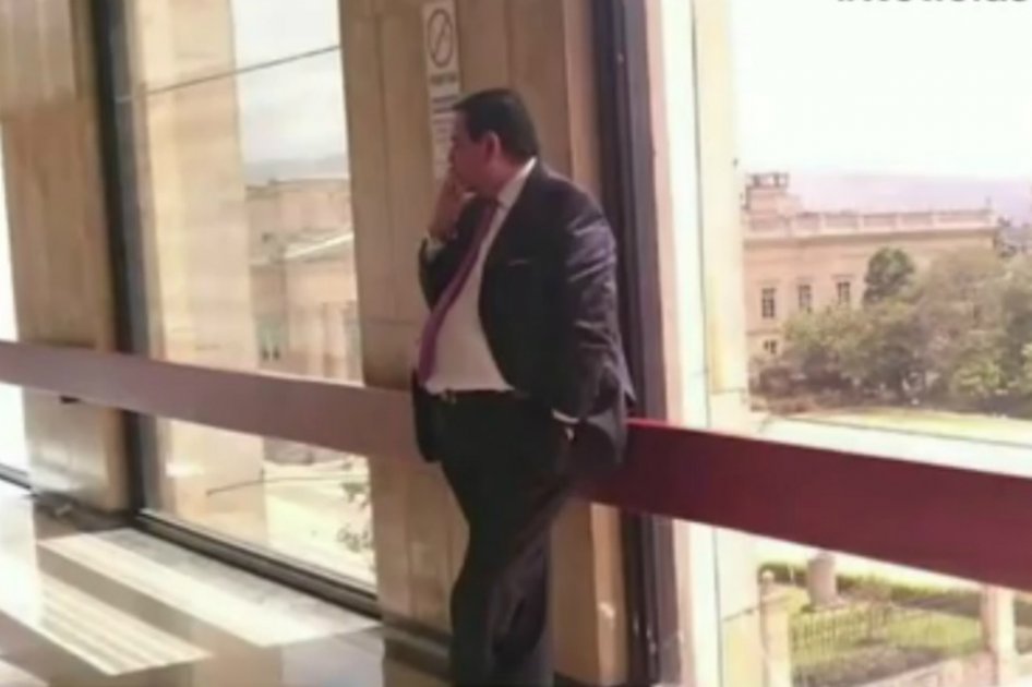 Senador fue sorprendido fumando en recinto cerrado y al lado de letrero que lo prohibía