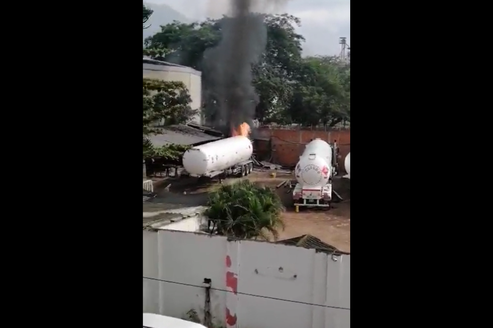 Explotó un camión cisterna en Girón, Santander, cerca a un hotel
