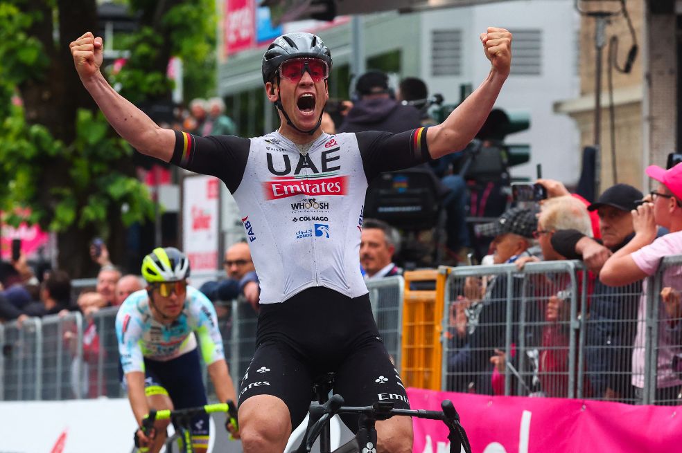 En un Giro de Italia caótico, con caídas y retiros, Ackermann ganó la etapa 11