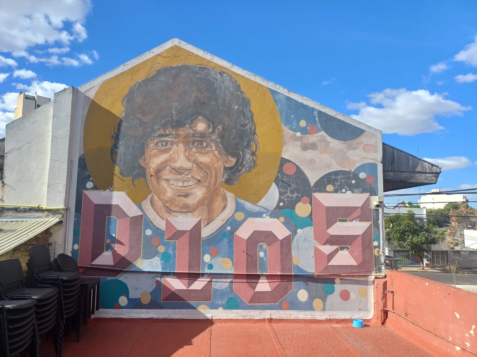 La Casa de D10S es una auténtica casa-museo que invita a revivir los años en los que un joven Diego Armando vivió junto a su familia en el barrio porteño de los Bichitos Colorados.