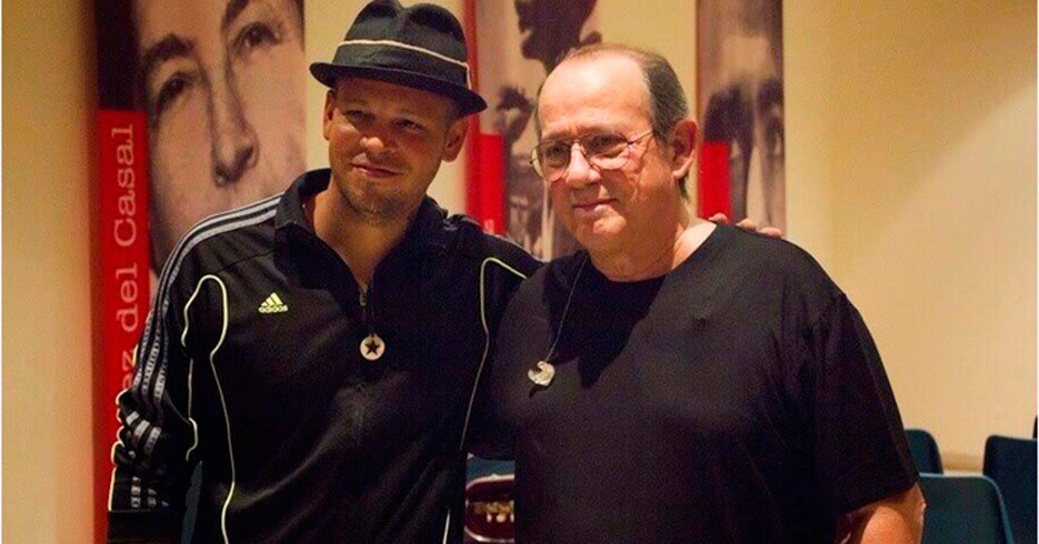 Calle 13 canta a dúo con Silvio Rodríguez