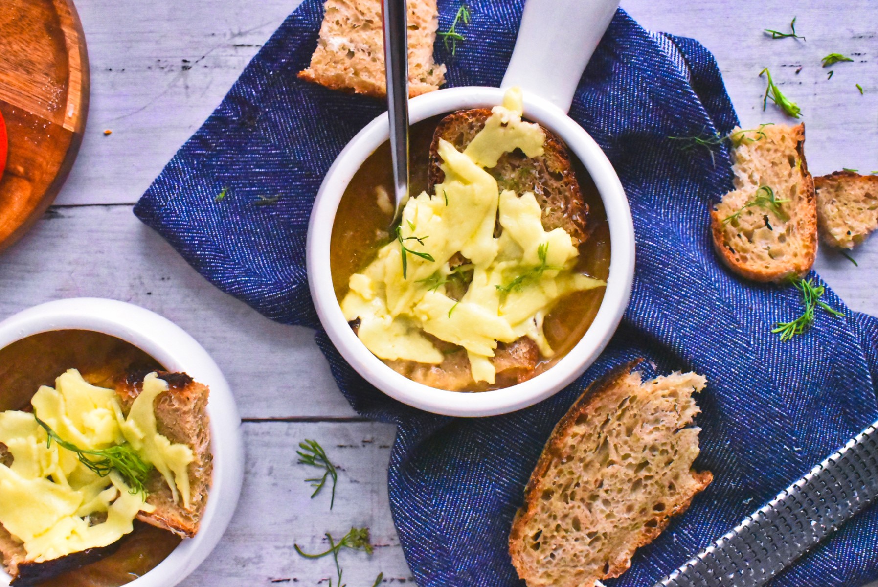 Vierte la sopa en las cazuelas y cubre con las rebanadas de pan.