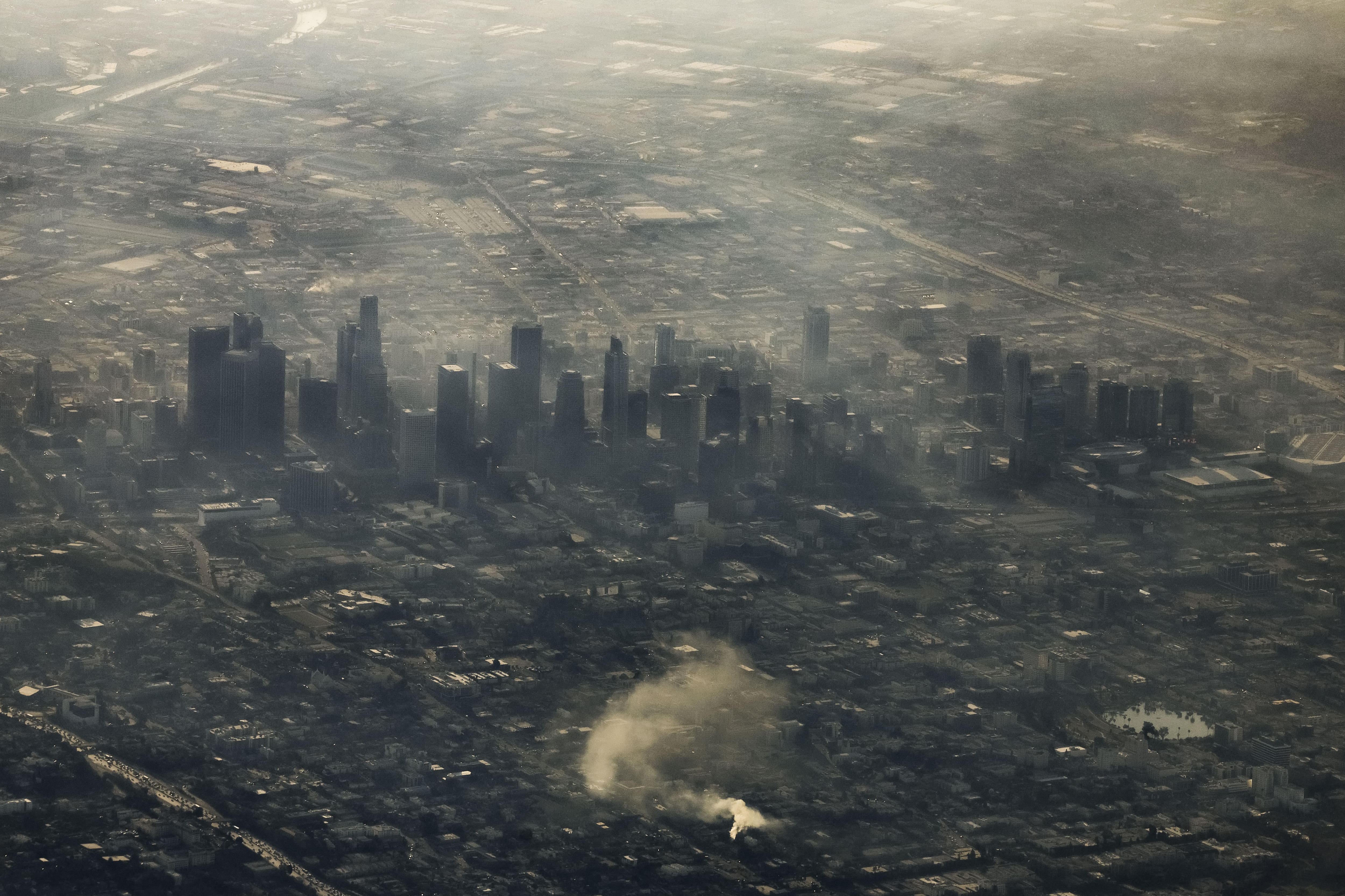 Los Angeles (United States), 04/11/2024.- An aerial view shows the buildings in downtown Los Angeles shrouded by smoke from multiple wildfires in Los Angeles, California, USA, 10 January 2025. Multiple wildfires are continuing to burn across thousands of acres in Southern California, destroying thousands of homes and forcing people to evacuate areas throughout the Los Angeles area. According to the California Governor'Äôs office, more than 7,500 firefighting and emergency personnel are involved in response efforts. (incendio forestal) EFE/EPA/CAROLINE BREHMAN