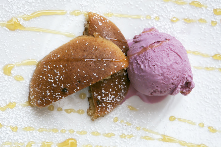 Almojábanas al horno bañadas con sirope de canela y helado de feijoa