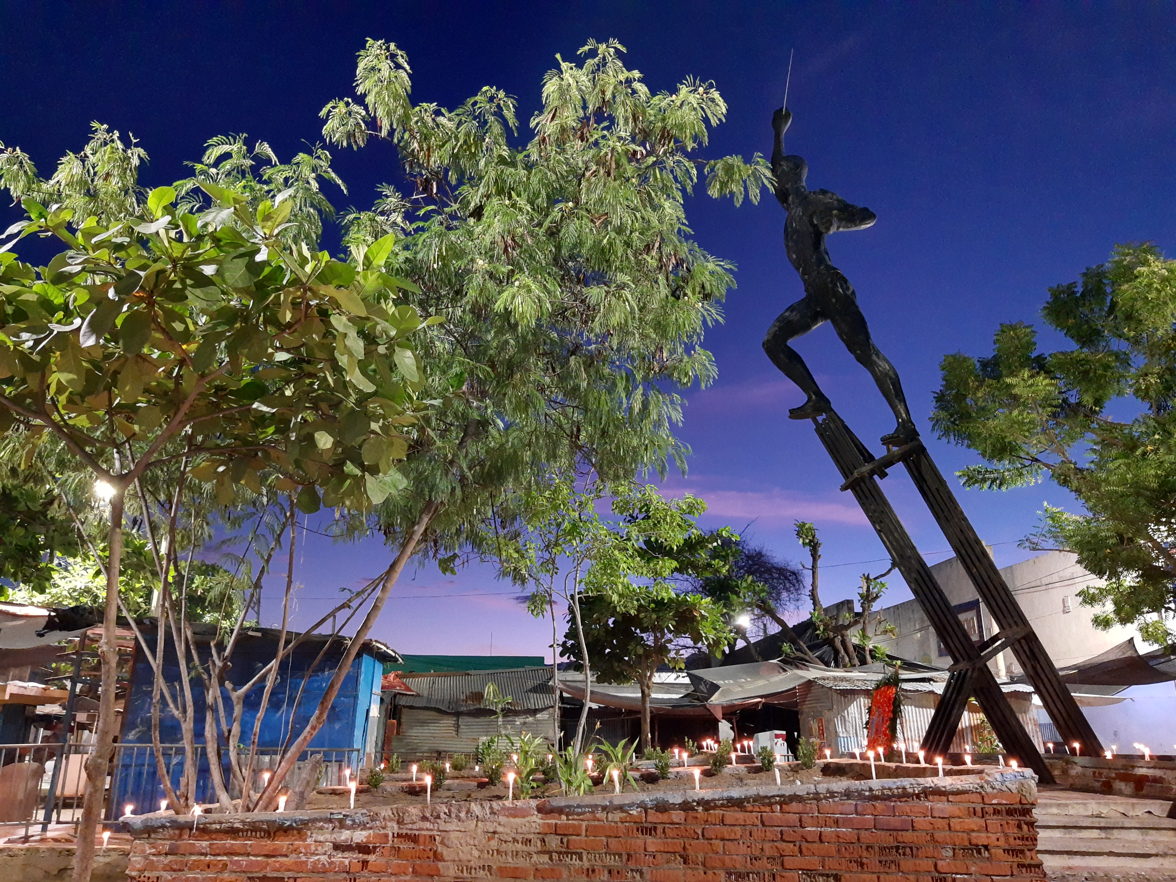 2.500 velas, frente a la antigua Estación del Ferrocarril, donde se encuentra el Monumento a los Mártires Bananeros.
