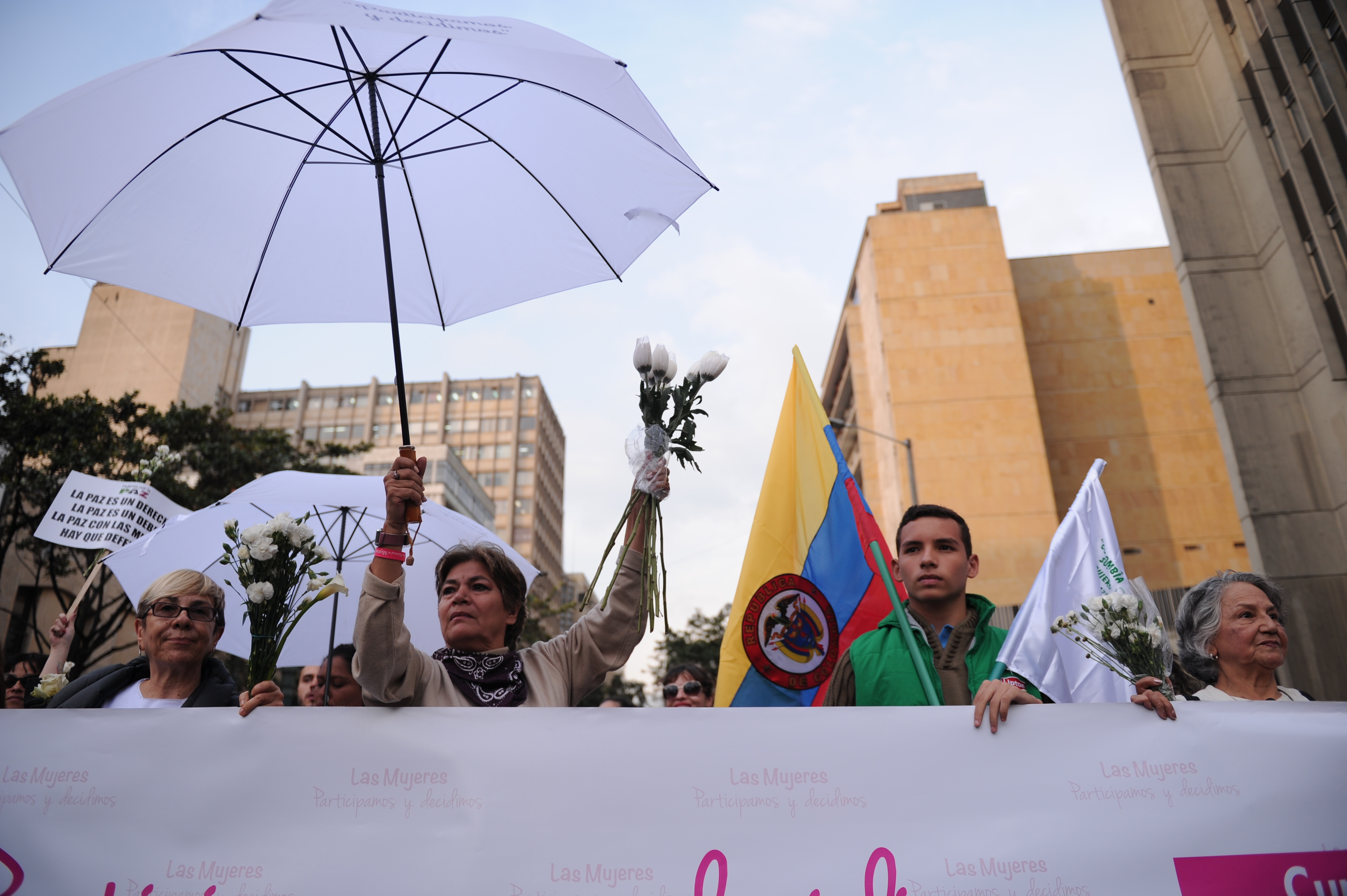 Víctimas, indígenas, afros, estudiantes, campesinos y el movimiento Mujeres por la Paz, se movilizaron por Bogotá, exigiendo la implementación de los acuerdos de paz entre el gobierno y las Farc.