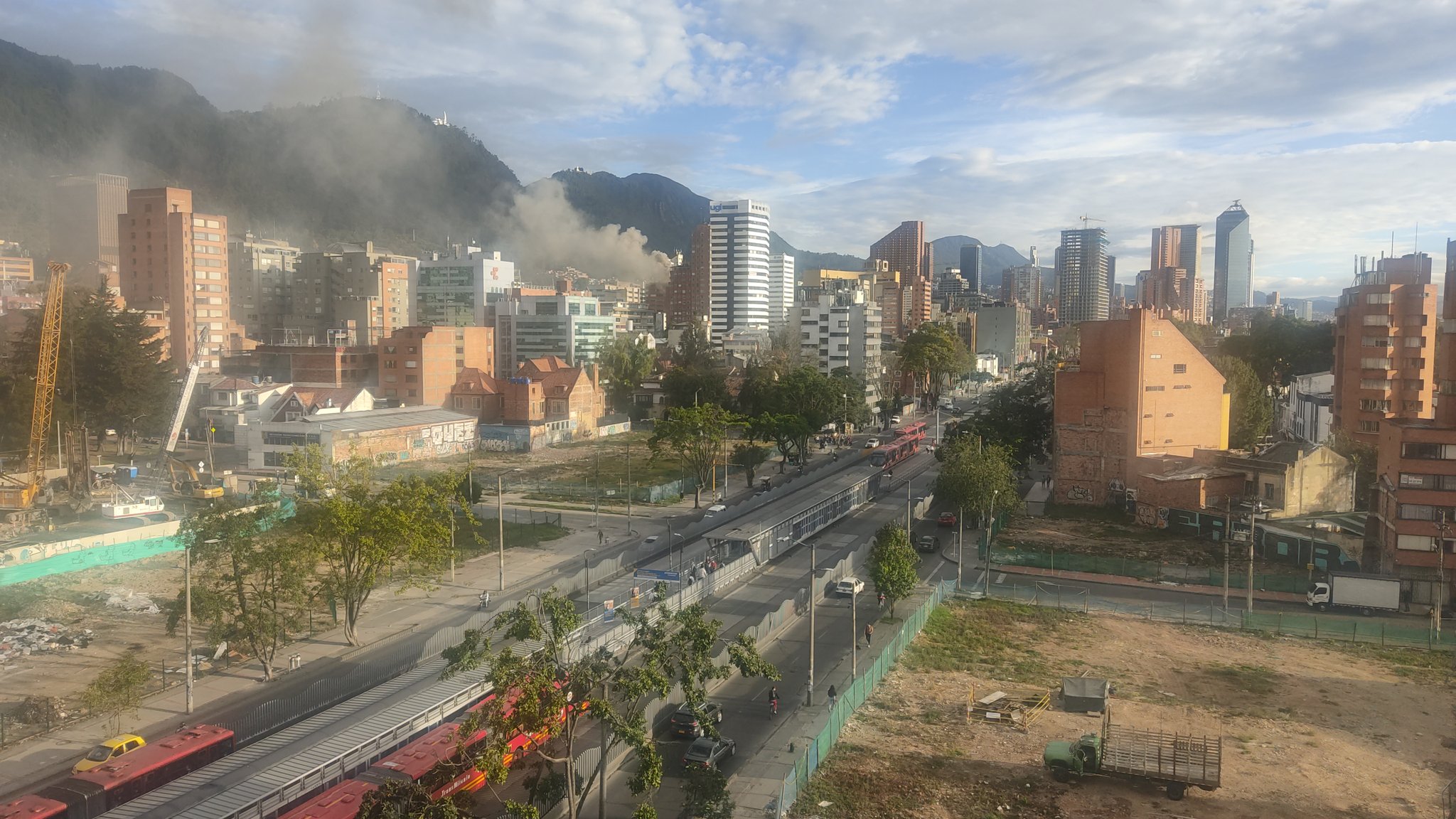 Bomberos controlan emergencia por incendio en el centro de la ciudad