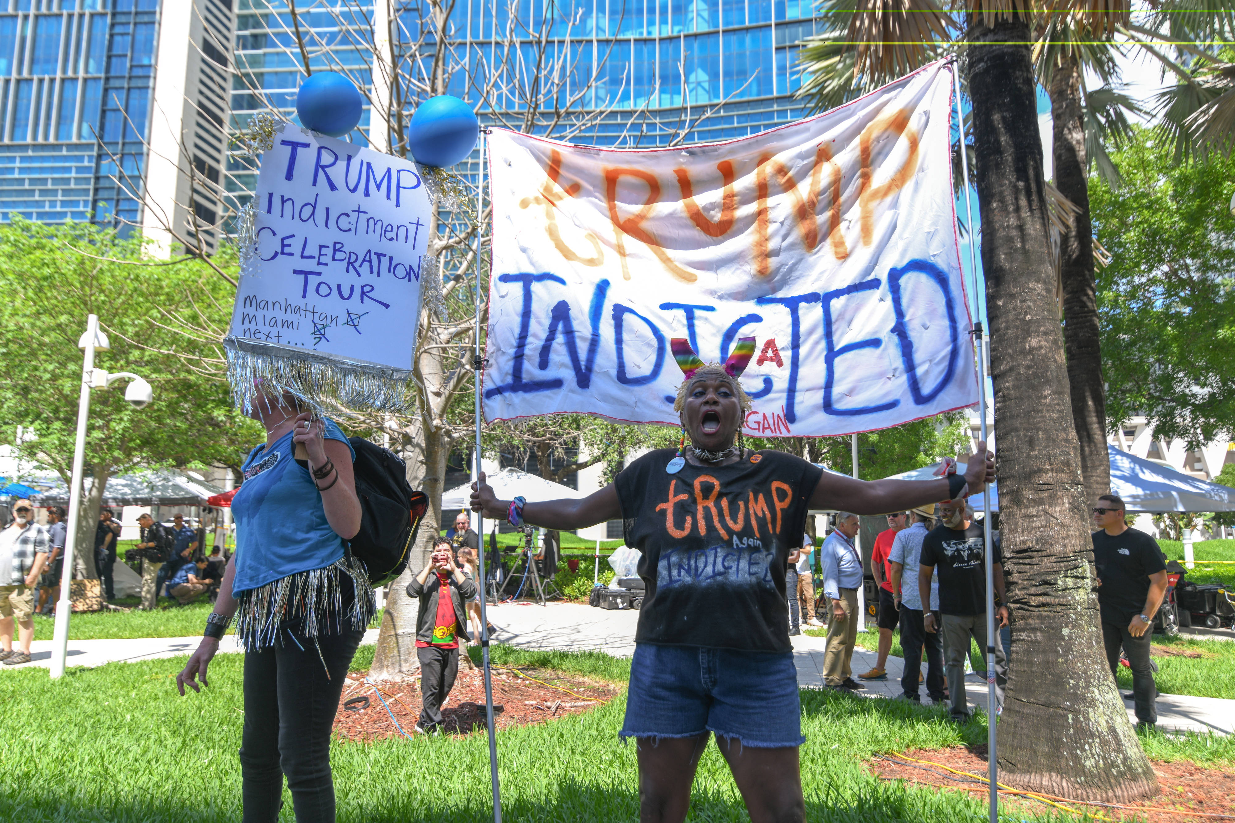 Miami (United States), 13/06/2023.- Crowds gather at the Wilkie D. Ferguson United States Courthouse where former President Donald Trump is scheduled to surrender to federal authorities in Miami, Florida, USA, 13 June 2023. Trump is facing multiple federal charges stemming from an US Justice Department investigation led by Special Counsel Jack Smith related to Trump'Äôs alleged mishandling of classified national security documents and is scheduled to turn himself into authorities on 13 June in Miami. (Estados Unidos) EFE/EPA/CHRISTINA MENDENHALL