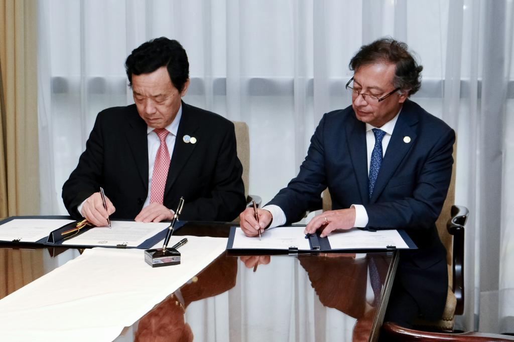 Presidente Gustavo Petro firma pacto por la paz y la seguridad alimentaria