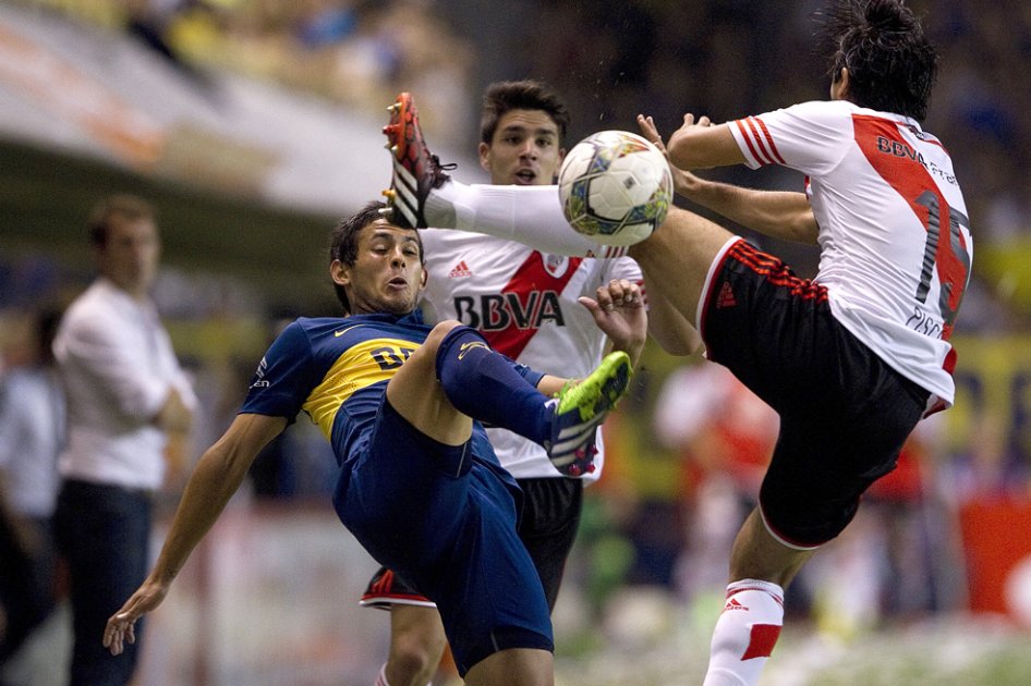 Boca y River ofrecieron más histeria que fútbol en semifinal de Copa Sudamericana
