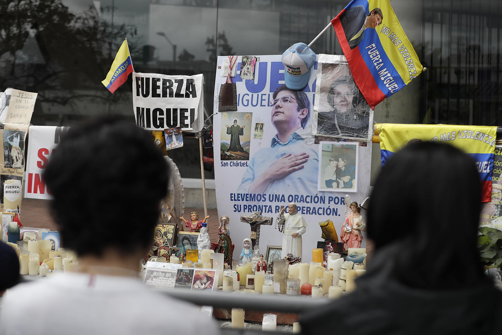BOG400. BOGOTÁ (COLOMBIA), 06/07/2025.- Personas oran en un altar improvisado frente a la Fundación Santa Fe, lugar donde permanece hospitalizado el senador colombiano Miguel Uribe Turbay, este domingo en Bogotá (Colombia). Un mes después del atentado contra el senador y aspirante presidencial colombiano Miguel Uribe Turbay, quien sigue hospitalizado en estado grave, Colombia continúa sin conocer los motivos del ataque que estremeció al país y despertó una oleada de solidaridad y rechazo a la violencia. EFE/ Carlos Ortega