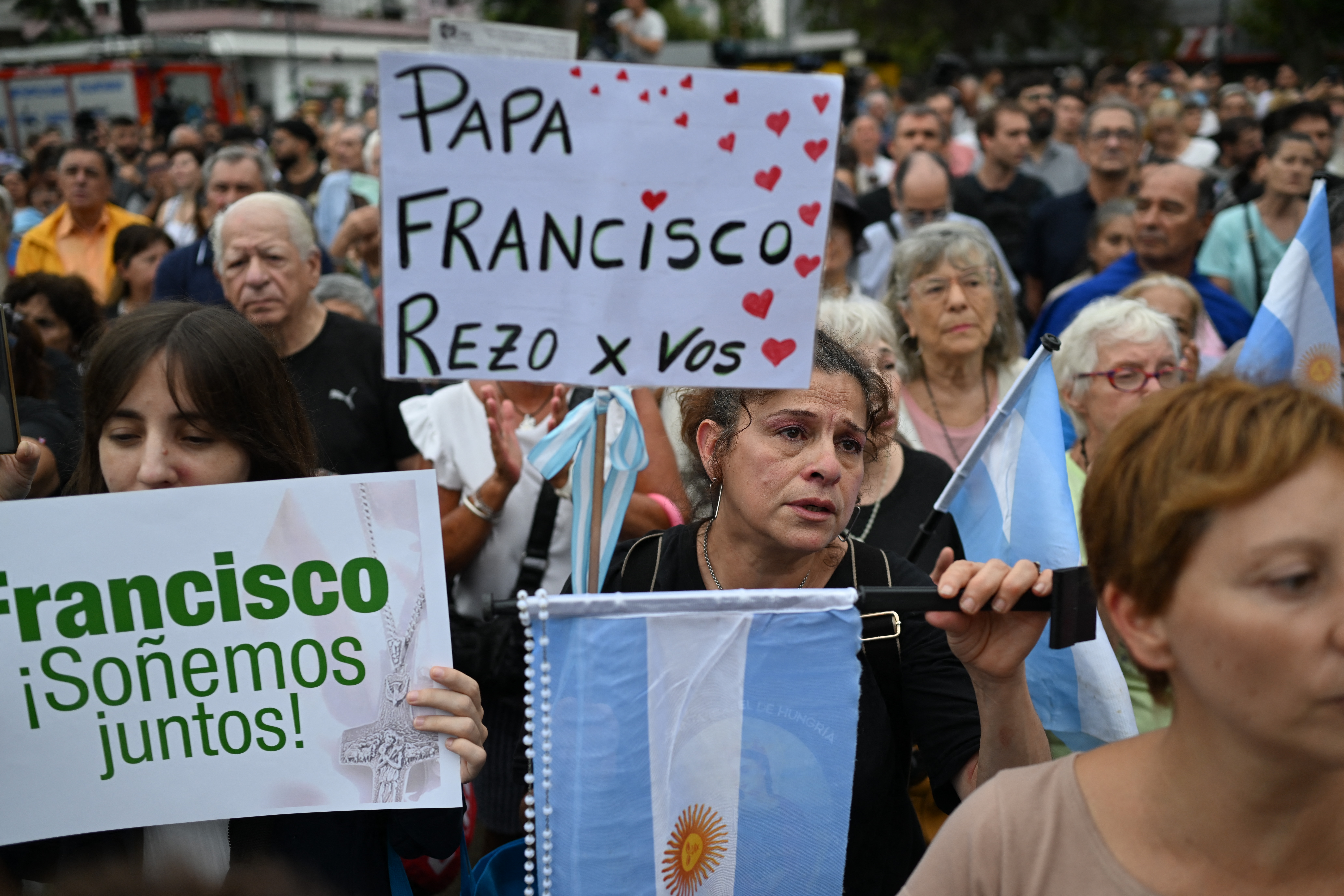 El papa Francisco presenta una “leve mejoría” pero sigue en “estado crítico”