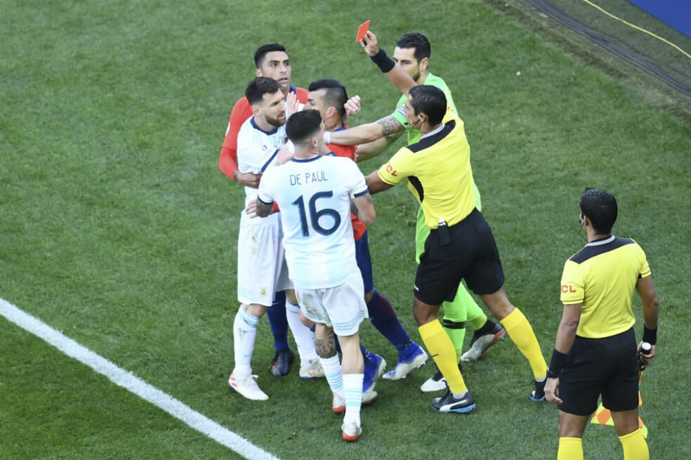 Messi y Medel, expulsados en el partido por el tercer puesto