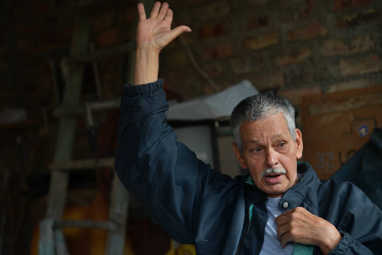Don Víctor conserva la memoria intacta de cómo vio nacer el conflicto armado reciente en Colombia, desde la Guerra de Villarrica (Tolima), el pueblo donde creció.