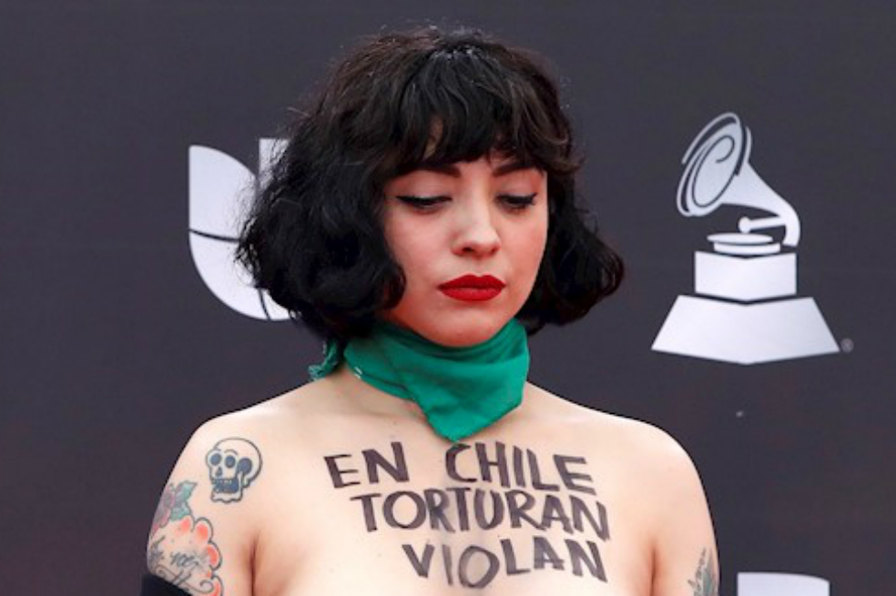 «En Chile torturan, violan y matan»: denunció Mon Laferte en los Latin Grammy