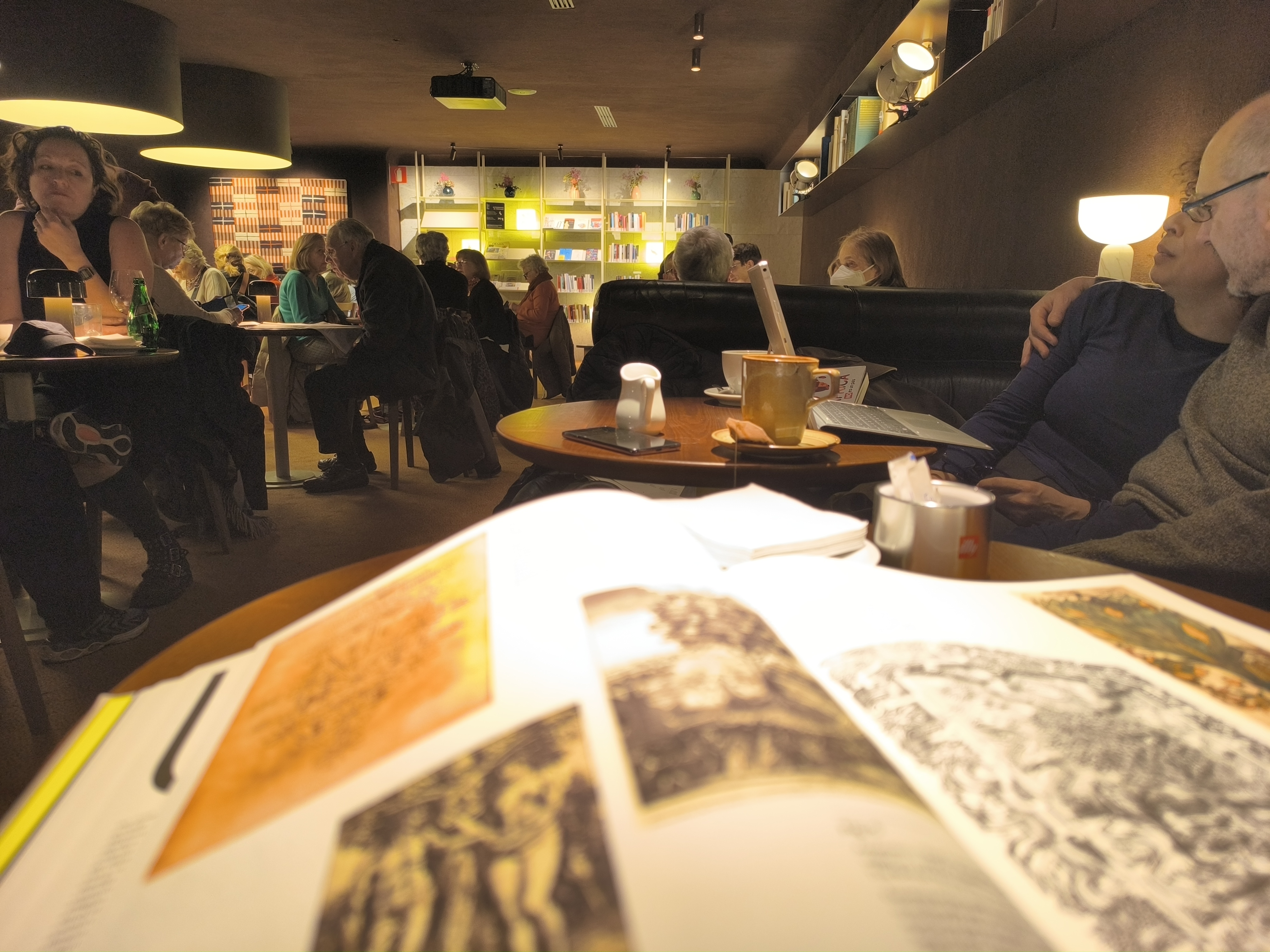 7.	El “Café de la March”, un espacio donde se pueden disfrutar gran variedad de cocteles, desayunos y meriendas en medio de una atmosfera encantadora. La milhoja de dulce de leche con topping de merengue es un clásico.