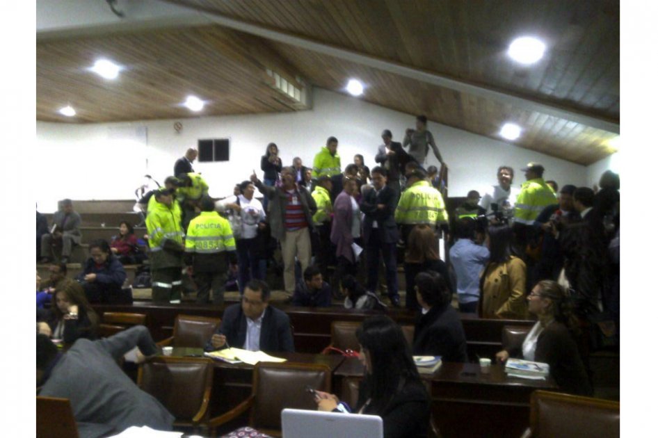 Suspenden sesión en el Concejo de Bogotá por choque entre barras y cabildantes