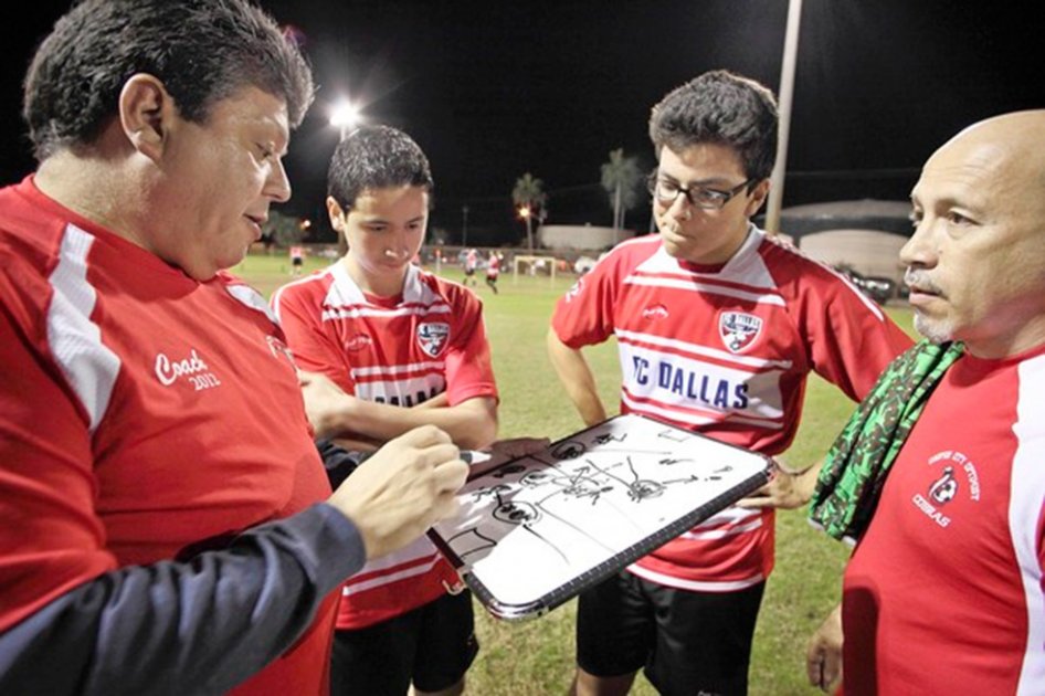 Expulsan a un entrenador de fútbol por dar instrucciones en español