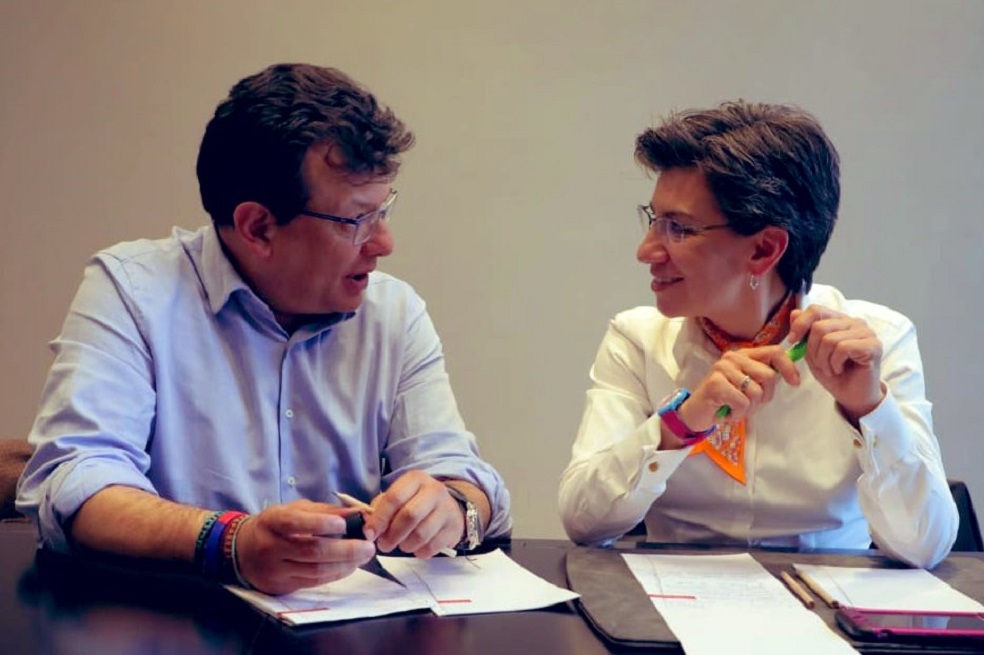 A él le dijo: “Hoy volvimos a encontrarnos y a trabajar con Hollman Morris. Hizo una campaña coherente con su equipo, con su mentor y con sus convicciones. Es mucho más en lo que coincidimos y vamos a sacarlo adelante, respetando la independencia de su bancada. Abrazo a él y a su equipo”.
