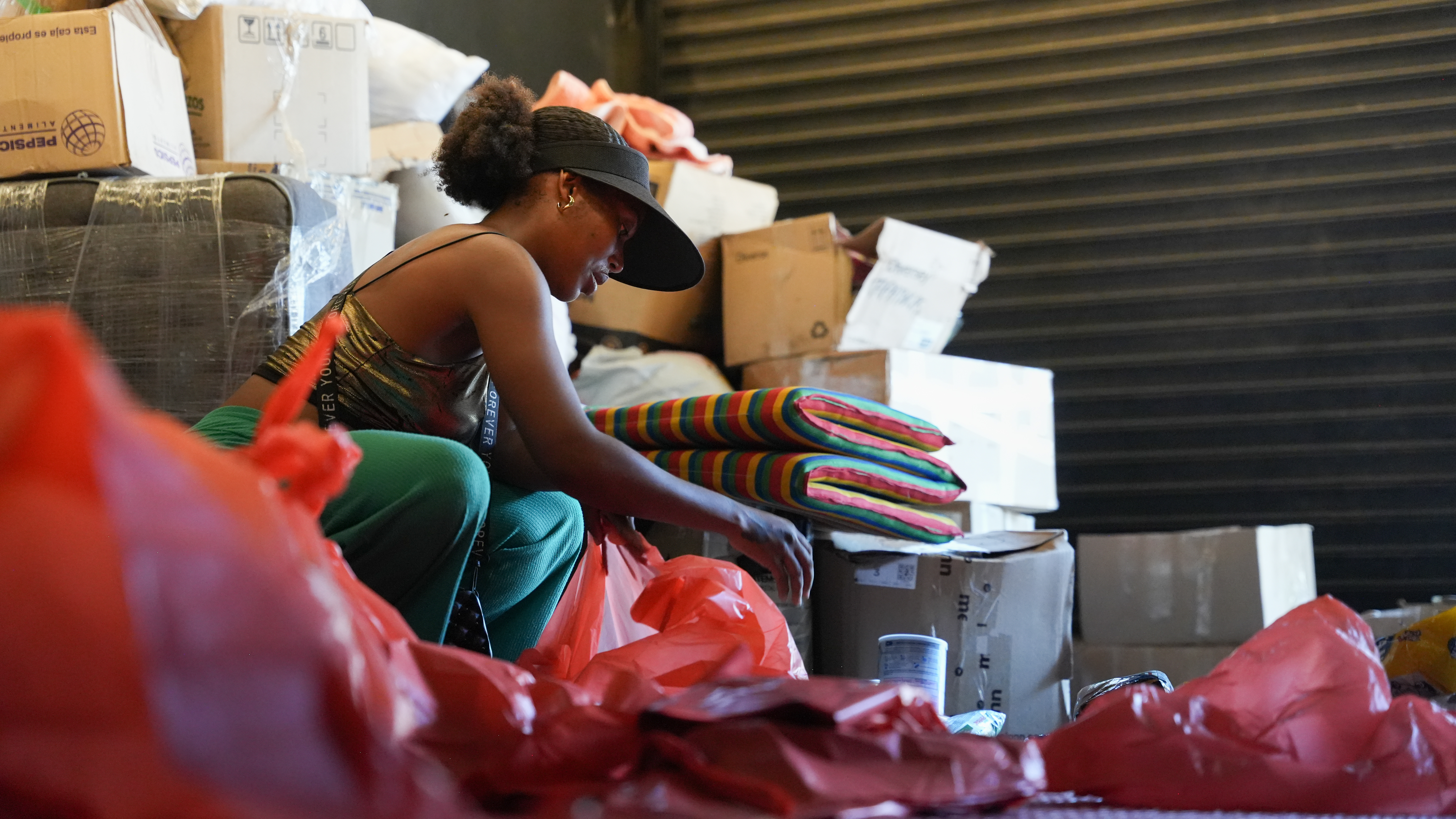 Al centro de acopio "Bocachico" han llegado cerca de 60 toneladas para distribuir por la ciudad. Quieren enfocarse más en la zona norte, aunque aún no hay un "censo" claro de las familias afectadas.