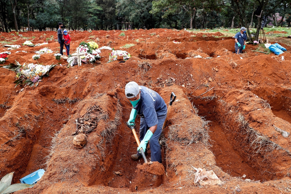 Brasil: exhumaciones contrarreloj en mayor cementerio de América Latina