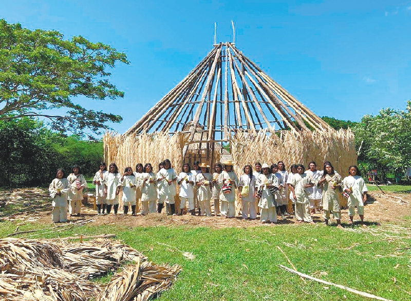 “Hijas del agua” cuenta con el apoyo de Davivienda y Amazon Conservation Team para la construcción de malokas. / Cortesía
