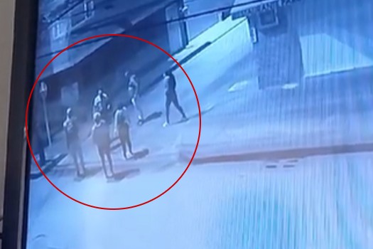 Momento en que los cinco señalados abordan a la pareja.