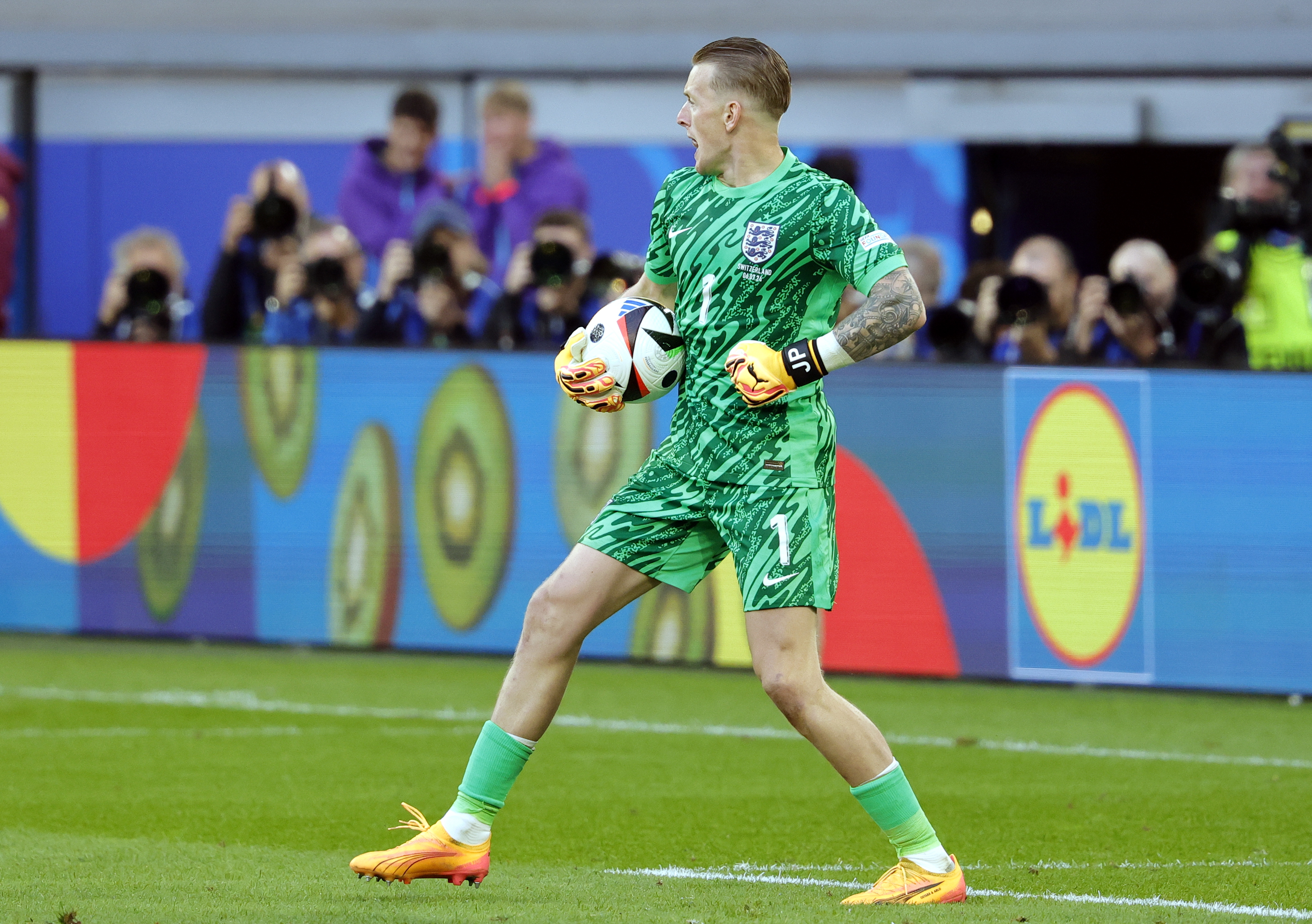 Dusseldorf (Germany), 06/07/2024.- Goalkeeper Jordan Pickford of England celebrates saving the penalty of Manuel Akanji of Switzerland during penalty shoot out
during the UEFA EURO 2024 quarter-finals soccer match between England and Switzerland, in Dusseldorf, Germany, 06 July 2024. (Alemania, Jordania, Suiza) EFE/EPA/RONALD WITTEK