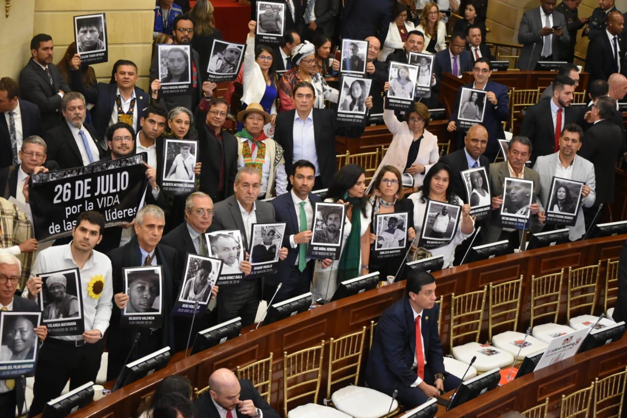 Las caras de la tragedia: oposición muestra carteles con los líderes sociales asesinados
