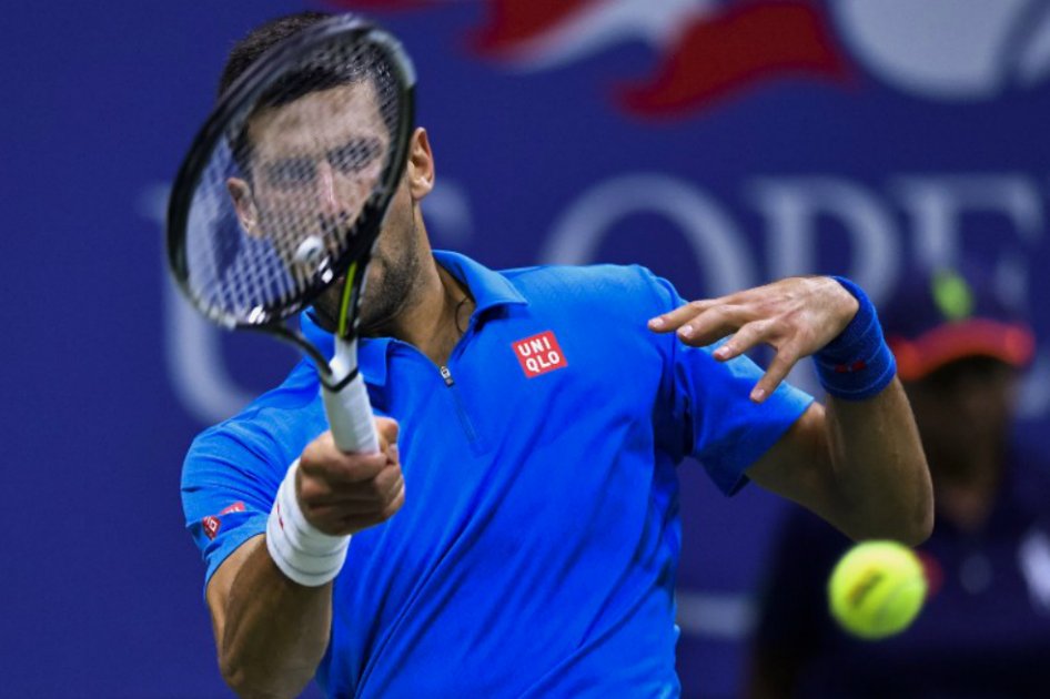 El serbio Novak Djokovic responde una pelota durante el partido contra el francés Jo-Wilfred Tsonga. / AFP