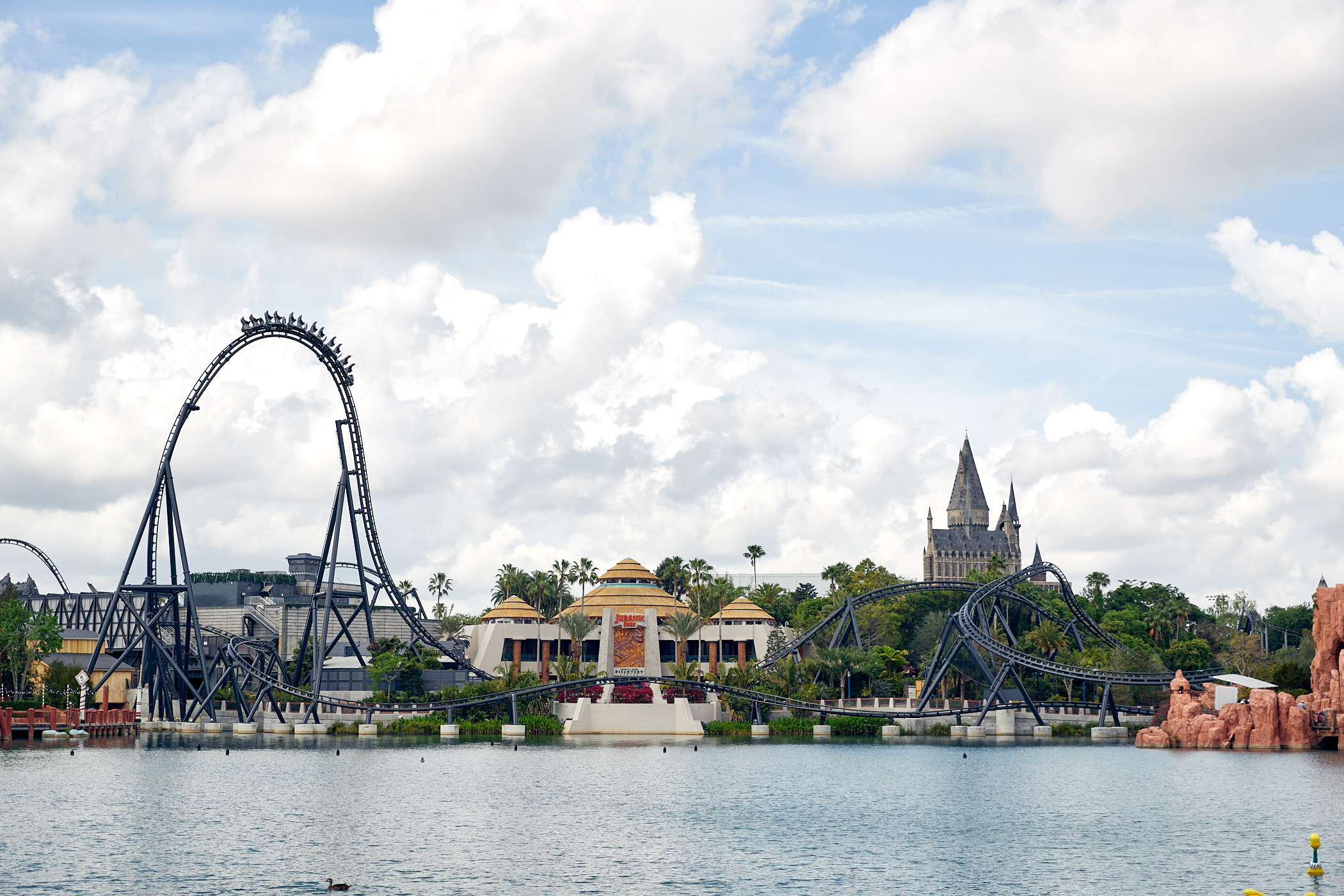 Universal Orlando continúa implementando estrictos protocolos de bioseguridad con un enfoque en “Evaluación, Distanciamiento y Desinfección”.