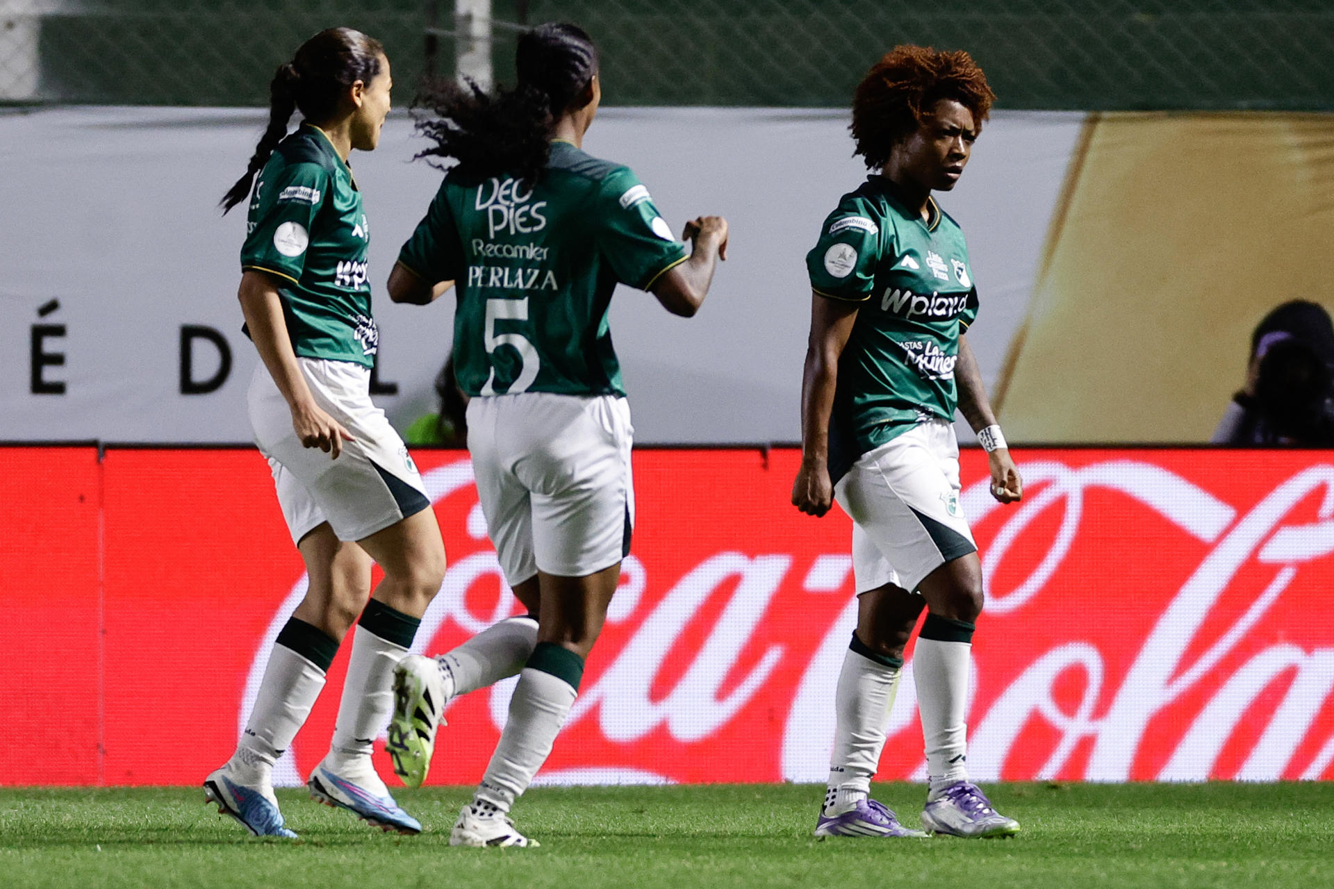 GR6004. BANFIELD (ARGENTINA), 12/10/2025.- Jugadoras de Cali celebran un gol este domingo, en un partido de cuartos de final de la Copa Libertadores Femenina entre Deportivo Cali y Sao Paulo en el estadio Florencio Sola, en Banfield (Argentina). EFE/ Juan Ignacio Roncoroni