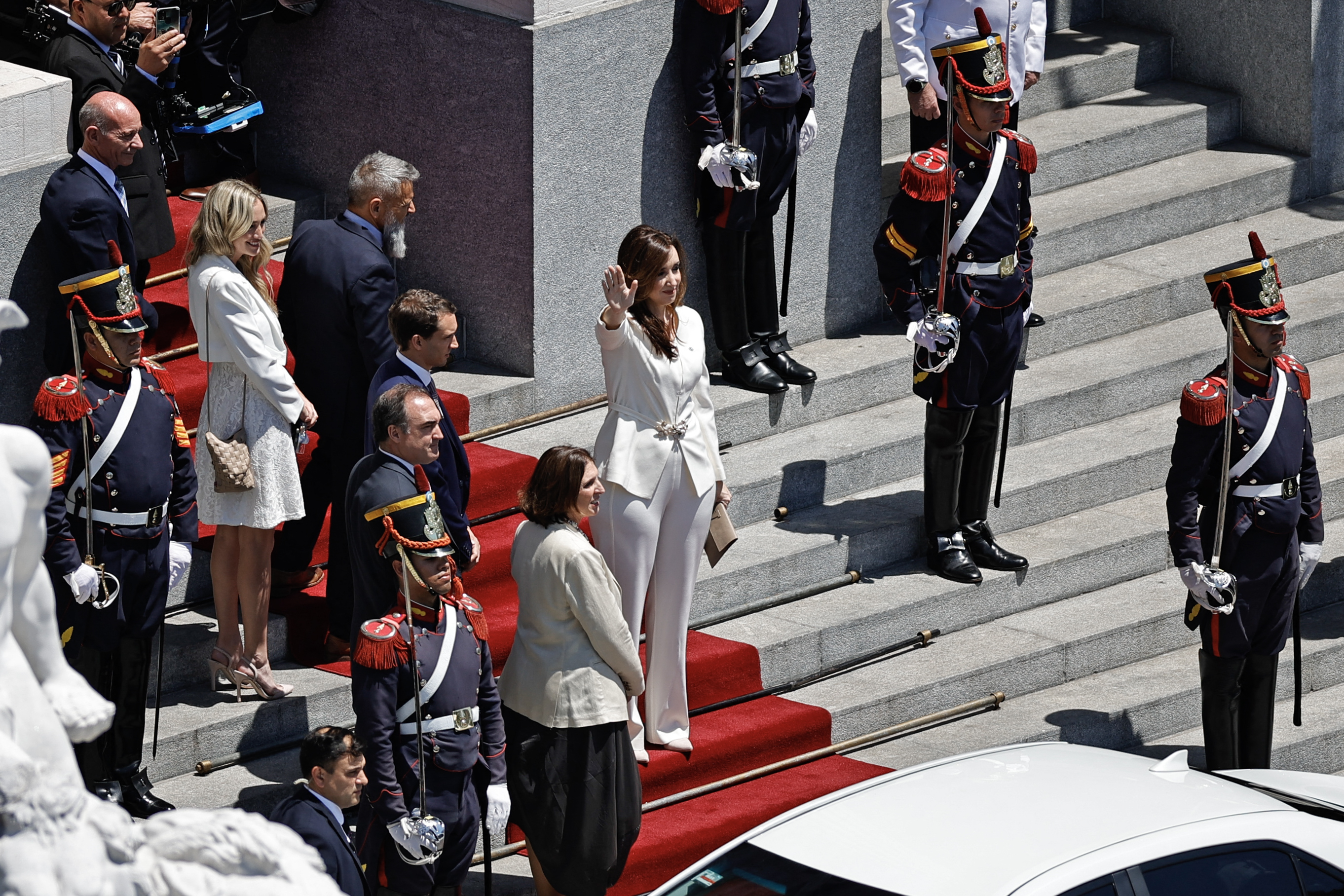 La vicepresidenta electa de Argentina, Victoria Villarruel (centro), saluda a sus seguidores a su llegada al Congreso para asistir a la ceremonia de toma de posesión del presidente electo de Argentina, Javier Milei, en Buenos Aires.