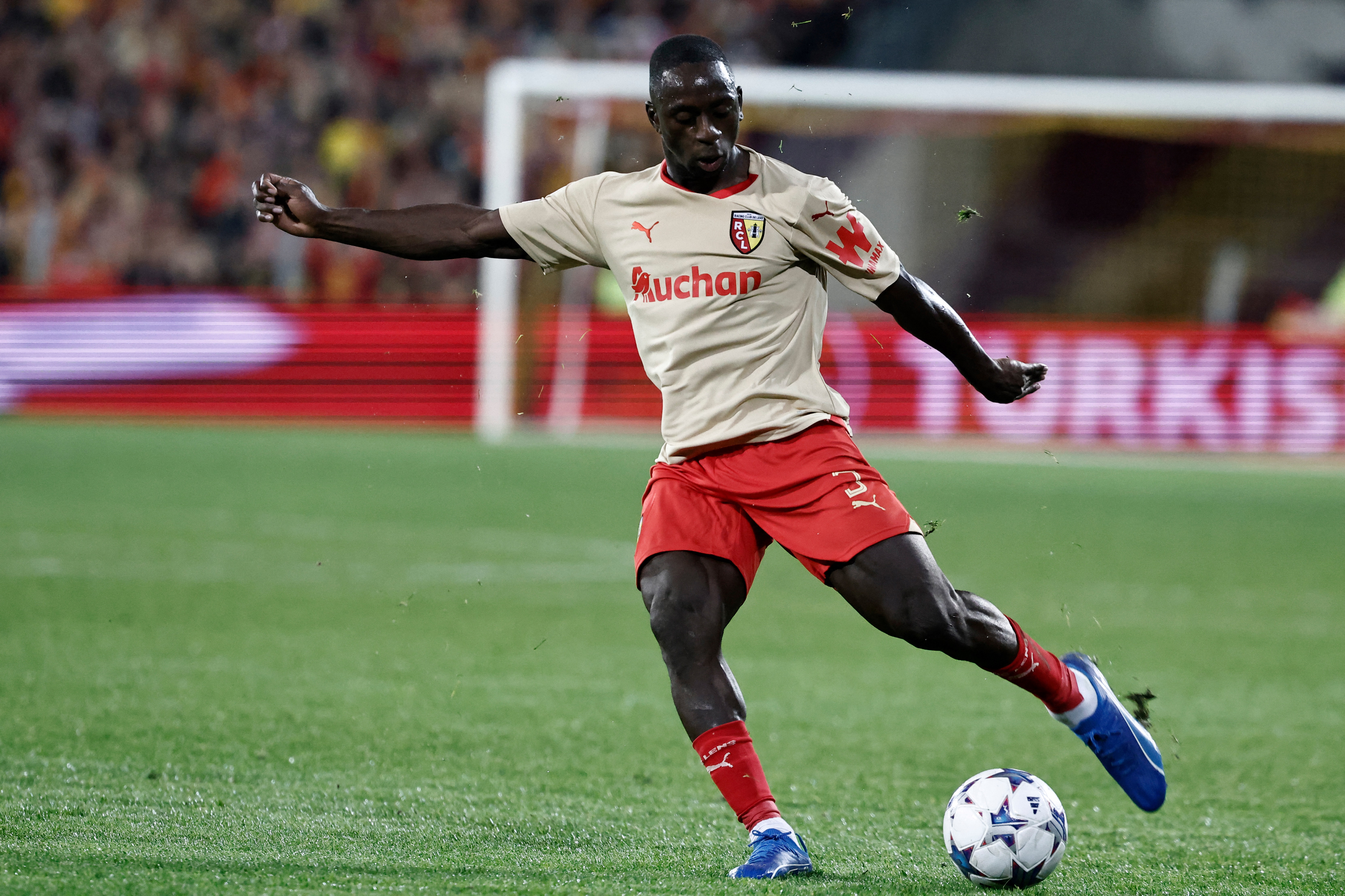 Déiver Máchado (Lens) en acción contra PSV en la tercera fecha de la Liga de Campeones 2023/2024.