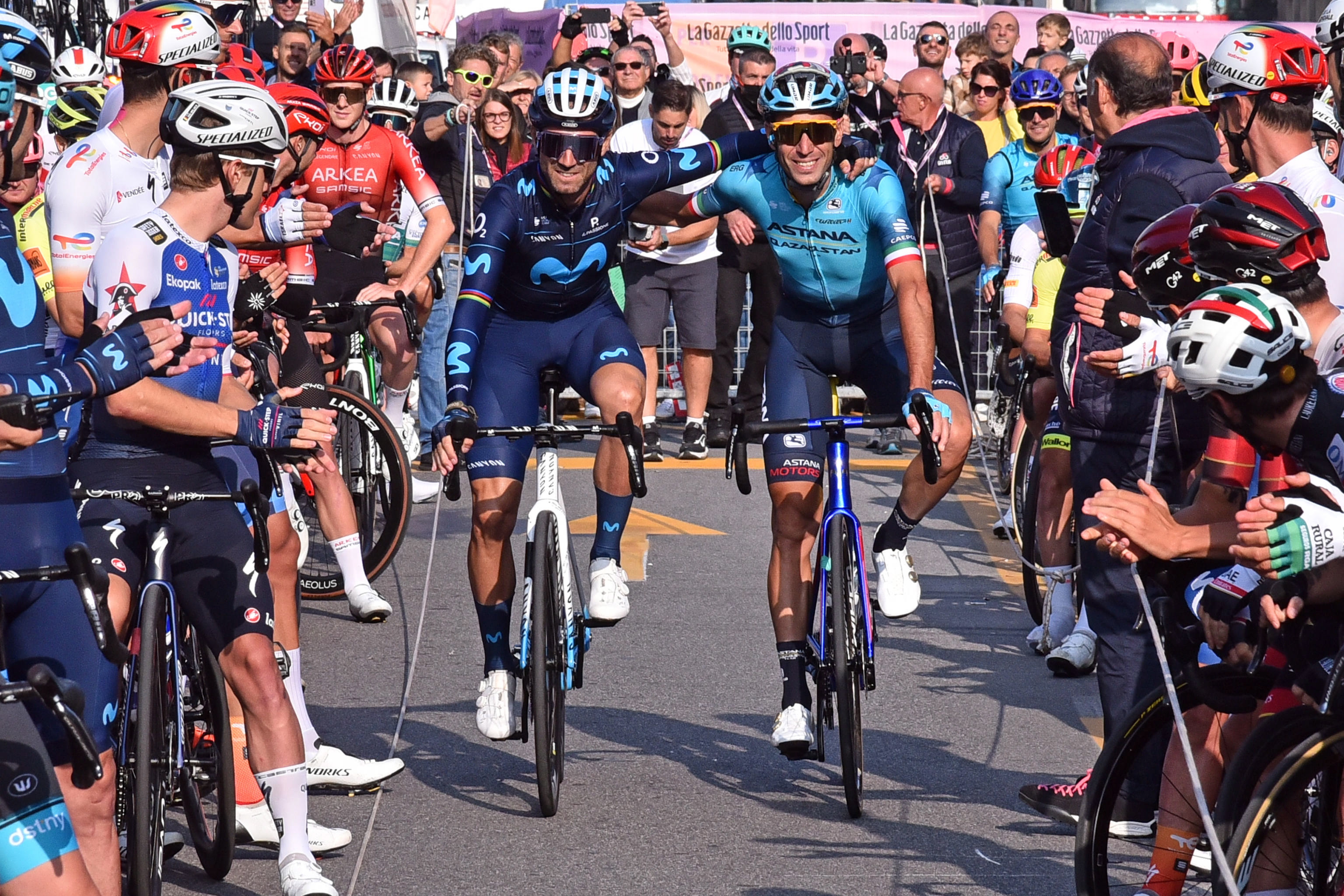 Bergamo (Italy), 08/10/2022.- Team Movistar's Alejandro Valverde of Spain (C-L) and Team Astana's Vincenzo Nibali of Italy (C-R) at the start of the 116th edition of the Giro di Lombardia (Tour of Lombardy), a 253 km cycling race from Bergamo to Como, Italy, 08 October 2022. (Ciclismo, Italia, España) EFE/EPA/MICHELE MARAVIGLIA