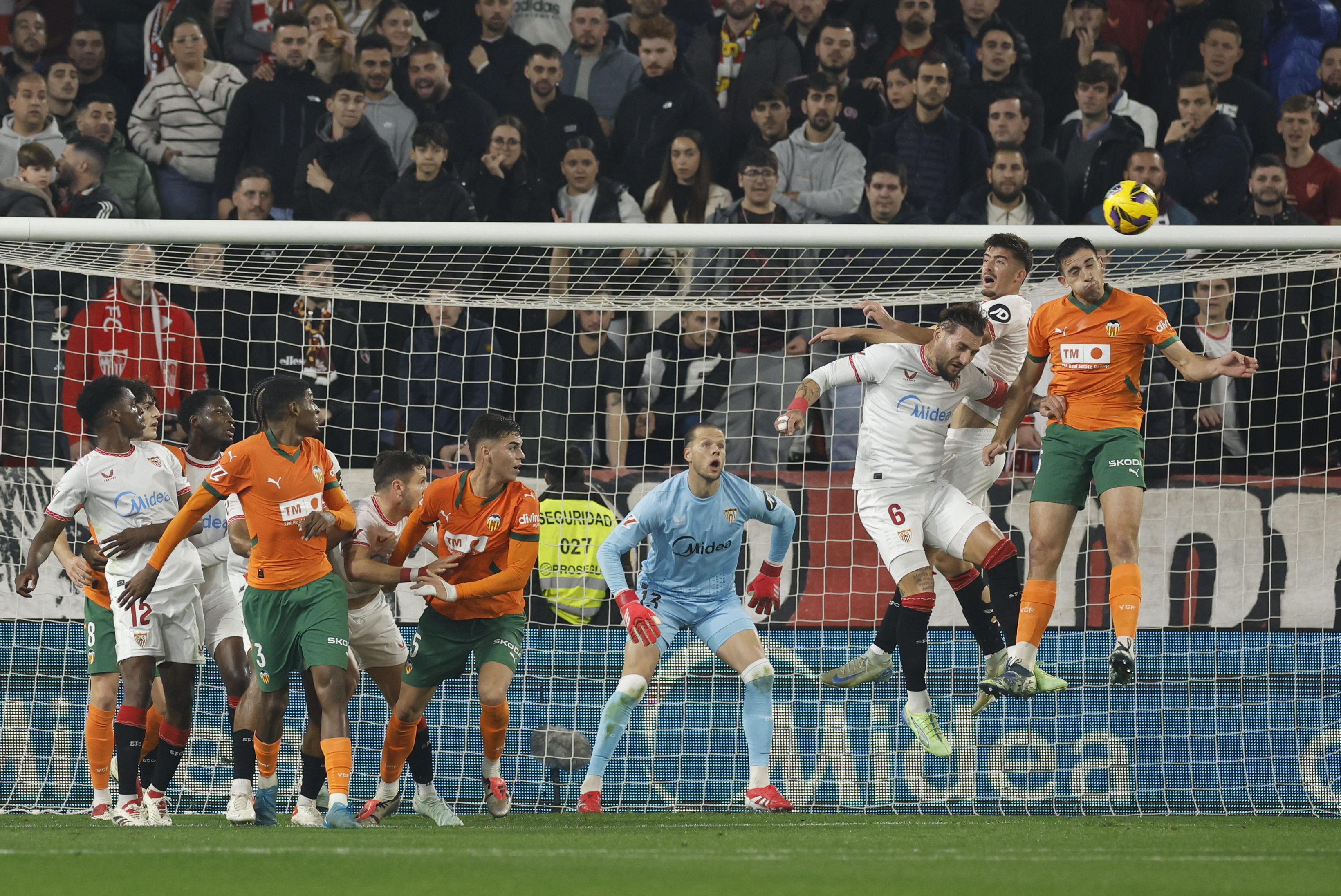 Sevilla salva un punto en casa y Valencia sigue colero de la Liga de España
