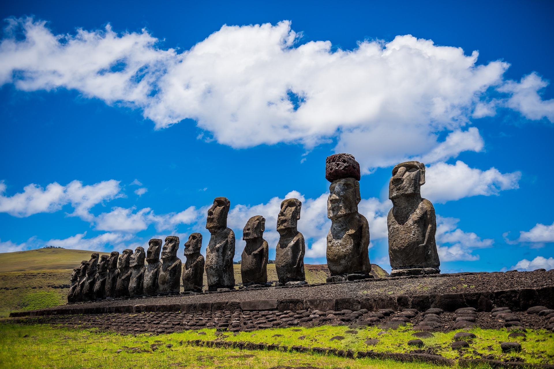 Los moai, las gigantescas estatuas de la Isla de Pascua, constituyen la expresión más importante del arte escultórico rapanui.