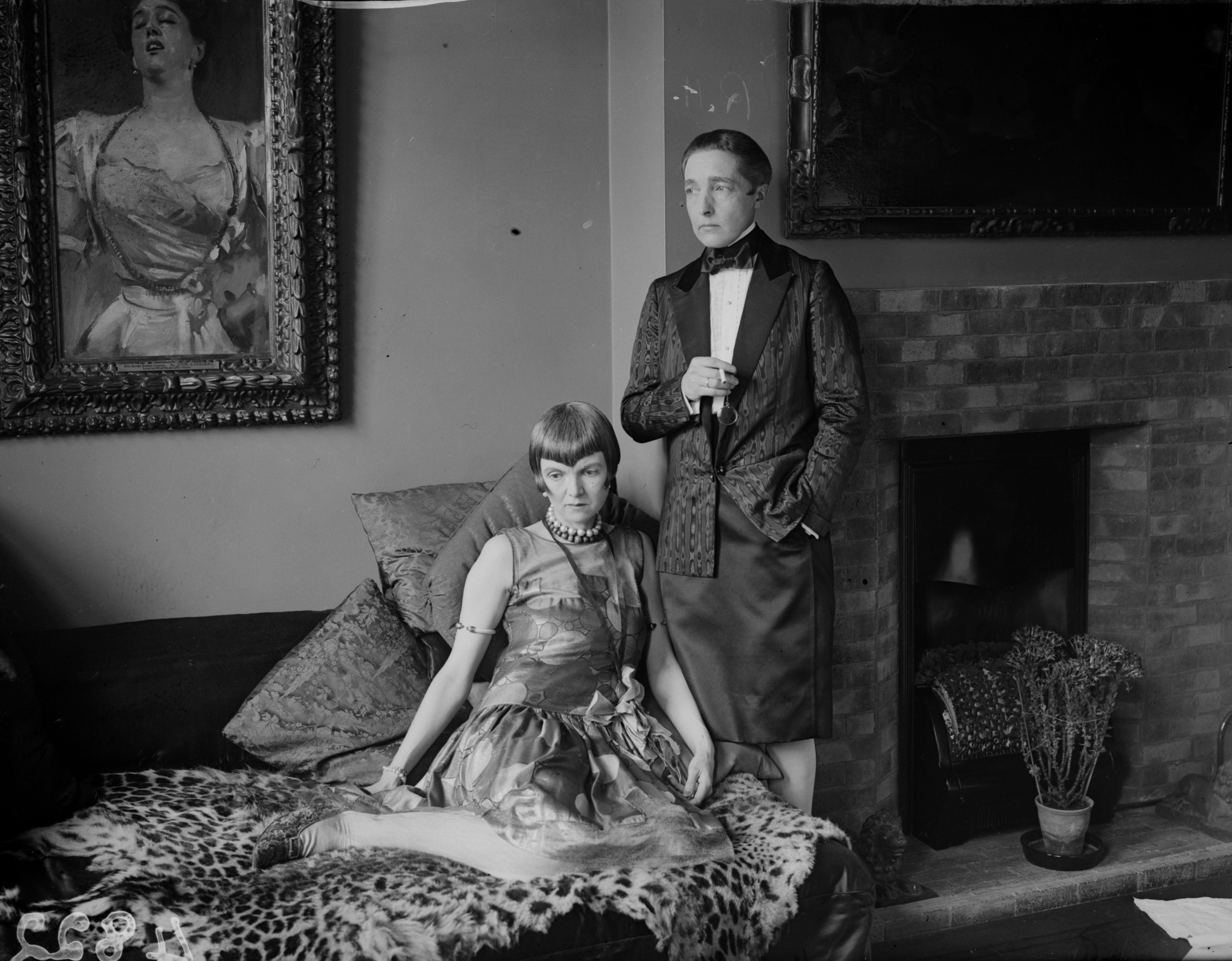 Poeta y autora inglesa, Marguerite Radclyffe Hall (1886 - 1943, derecha) con la escultora y traductora británica, Lady Una Trowbridge (1887 - 1963), agosto de 1927.  (Foto de Fox Photos/Hulton Archive/Getty Images)