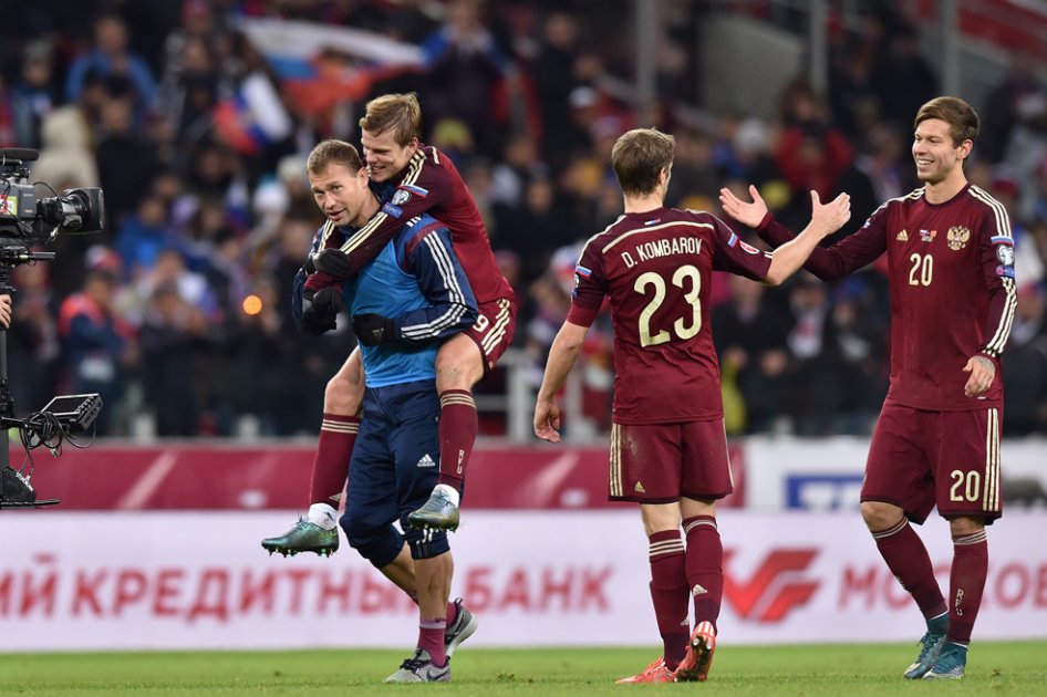 Los jugadores de Rusia celebran su clasificación a la Euro después de vencer 2-0 a Montenegro. Foto: AFP